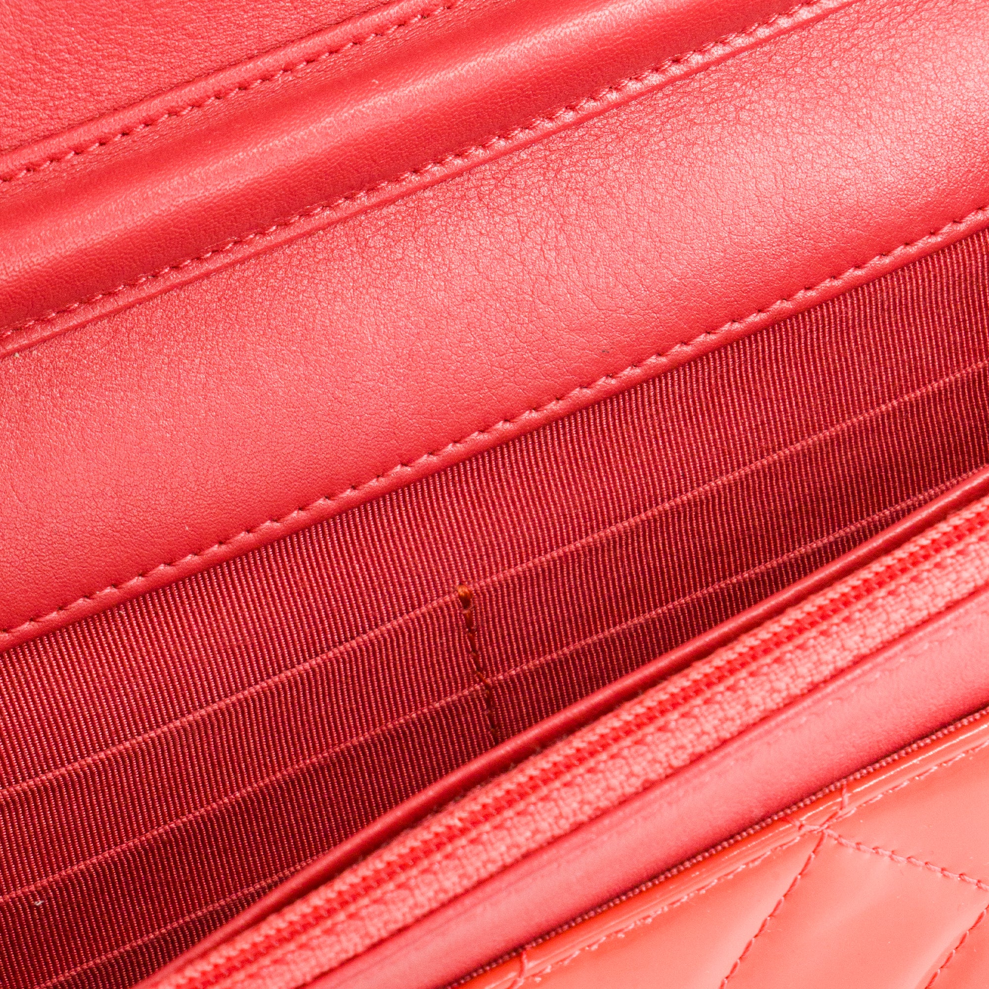 CHANEL - Sac à bandoulière Wallet On Chain Classique/Timeless Chanel en cuir verni orange