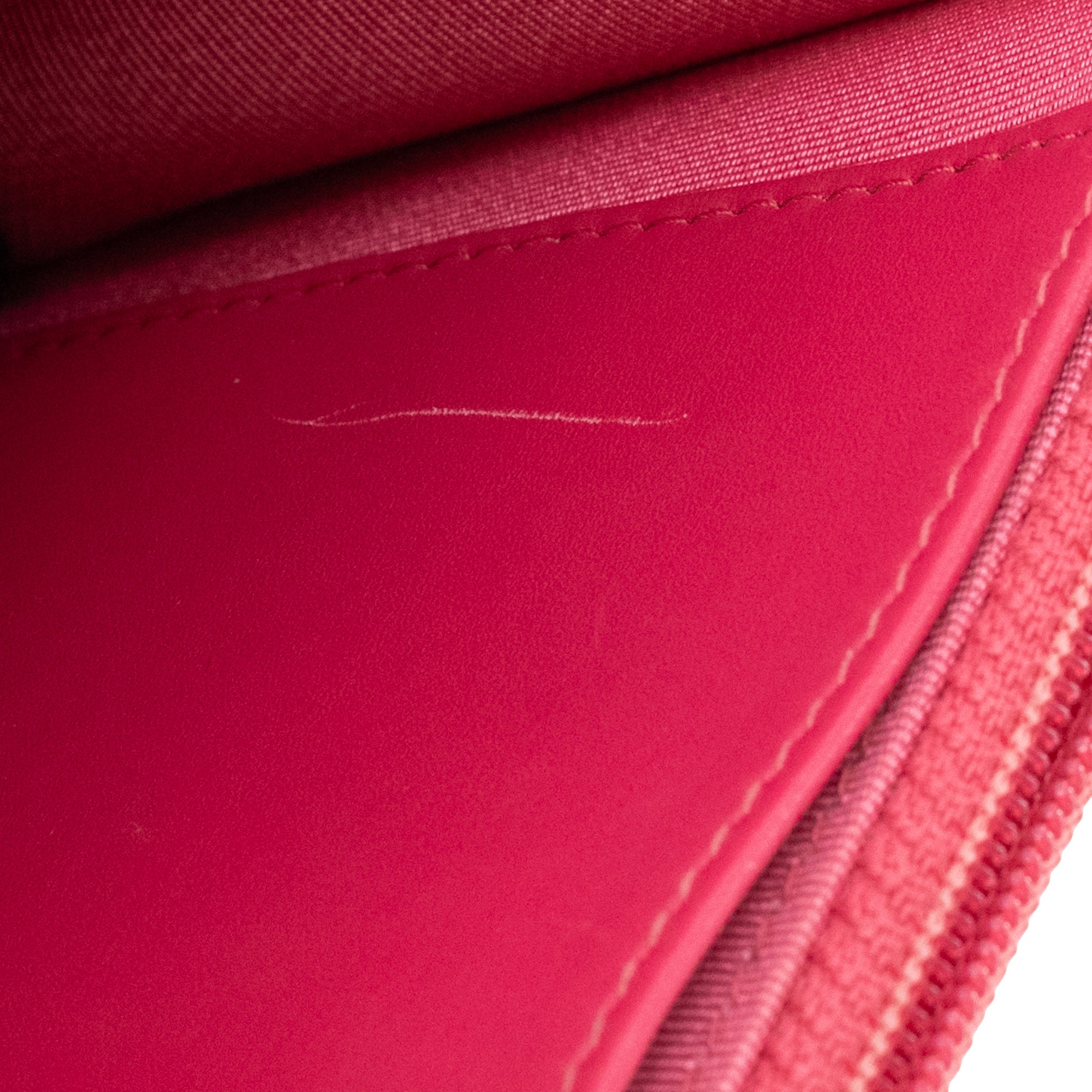 CHANEL - Sac à bandoulière Wallet On Chain Classique/Timeless Chanel en cuir verni rose