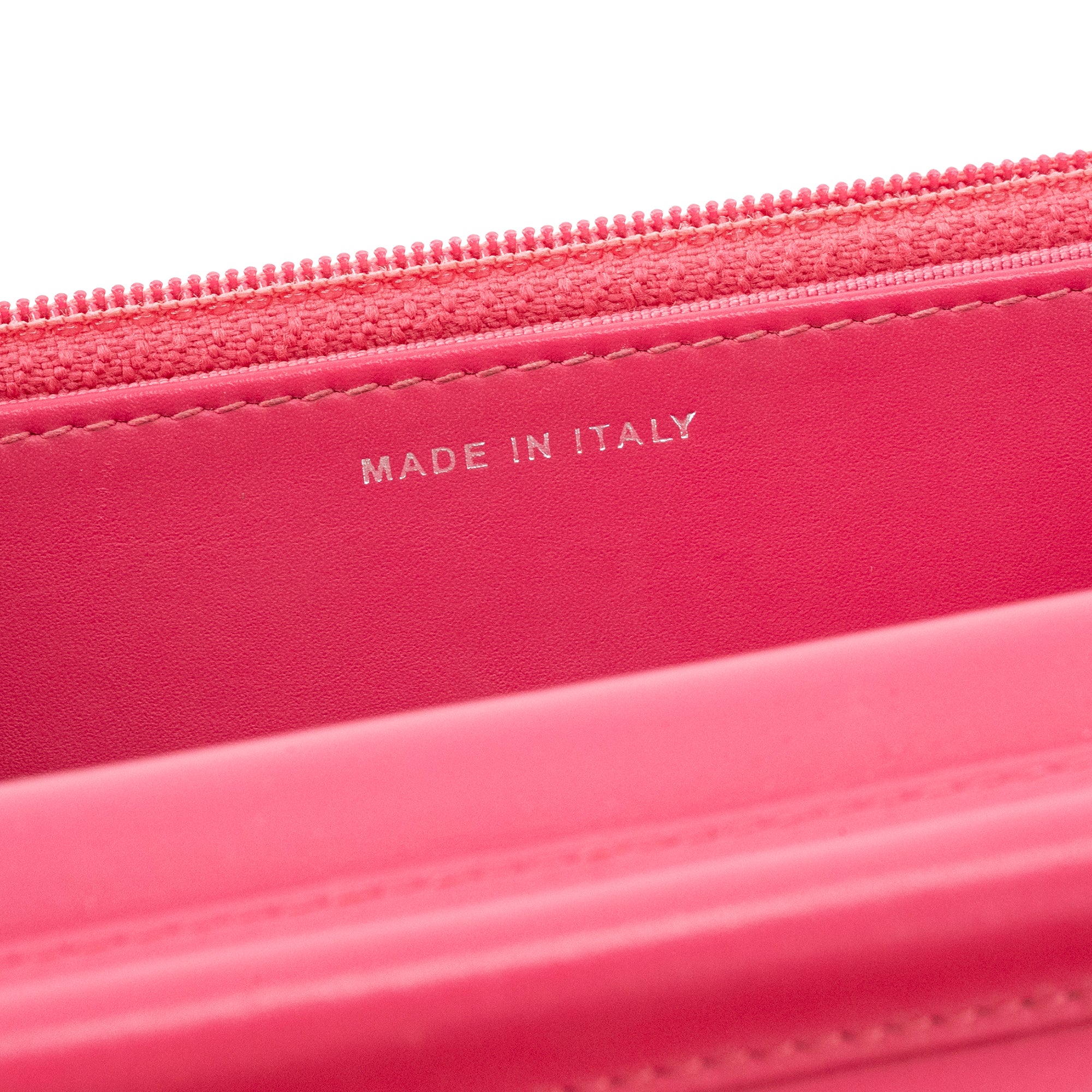 CHANEL - Sac à bandoulière Wallet On Chain Classique/Timeless Chanel en cuir verni rose