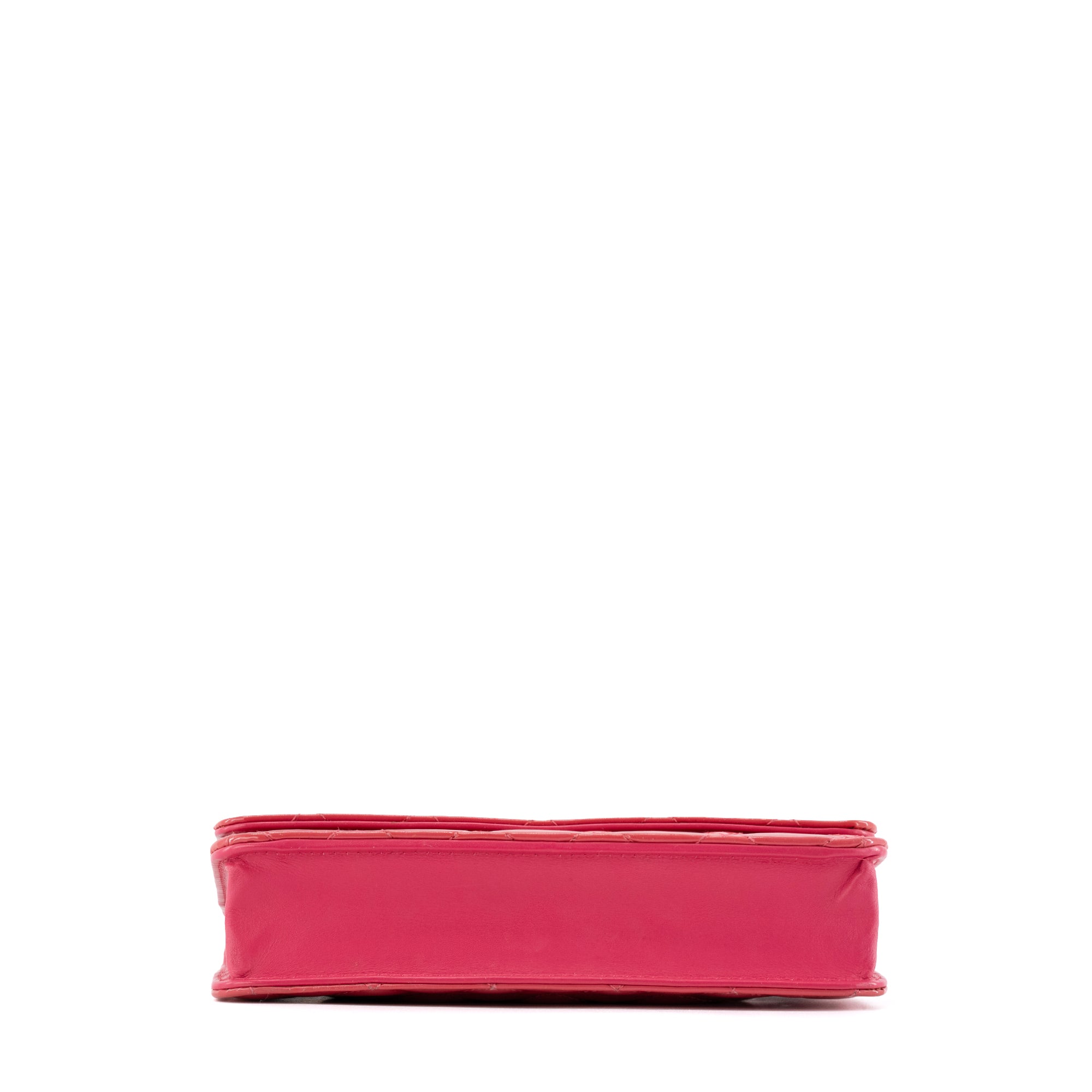 CHANEL - Sac à bandoulière Wallet On Chain Classique/Timeless Chanel en cuir verni rose