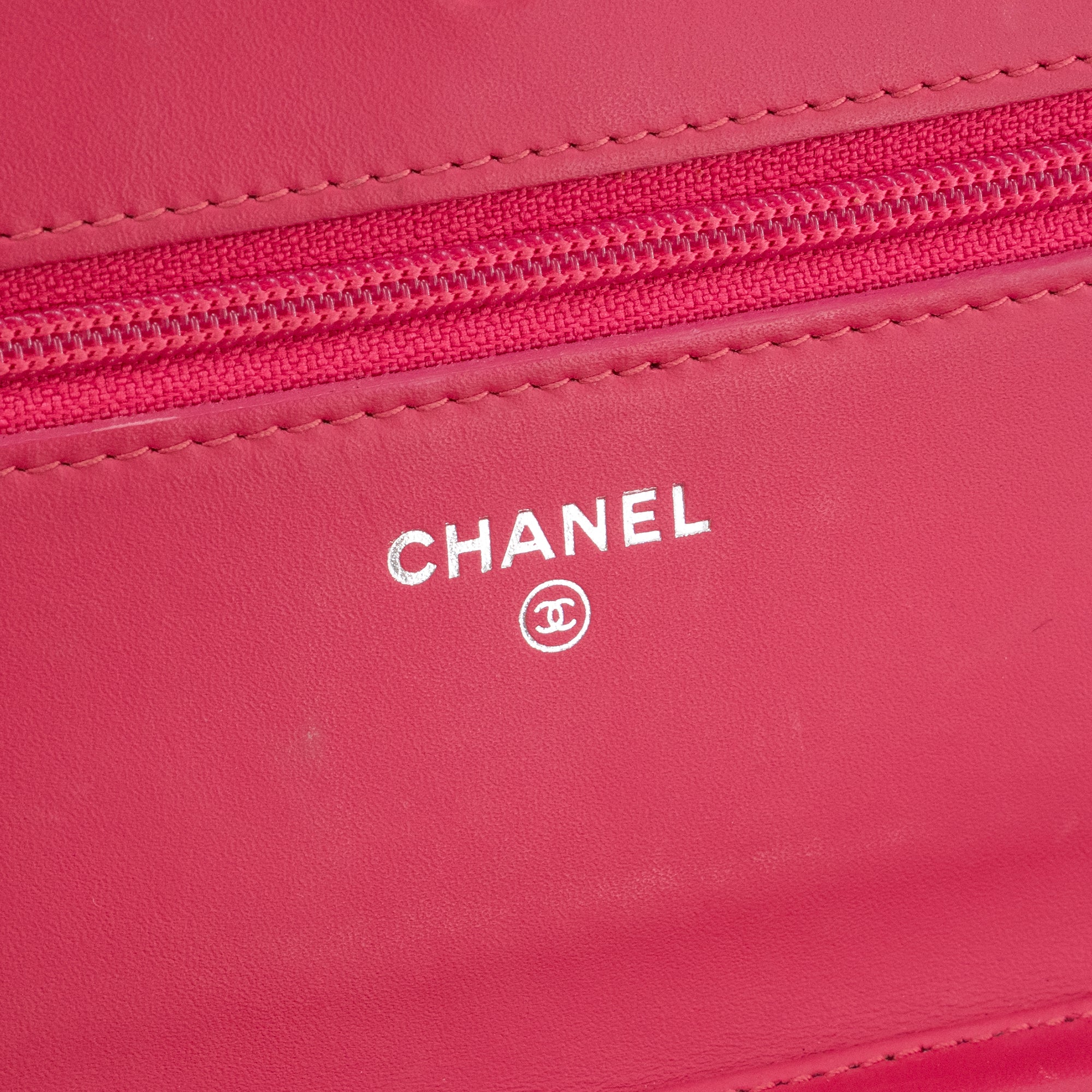 CHANEL - Sac à bandoulière Wallet On Chain Classique/Timeless Chanel en cuir verni rose