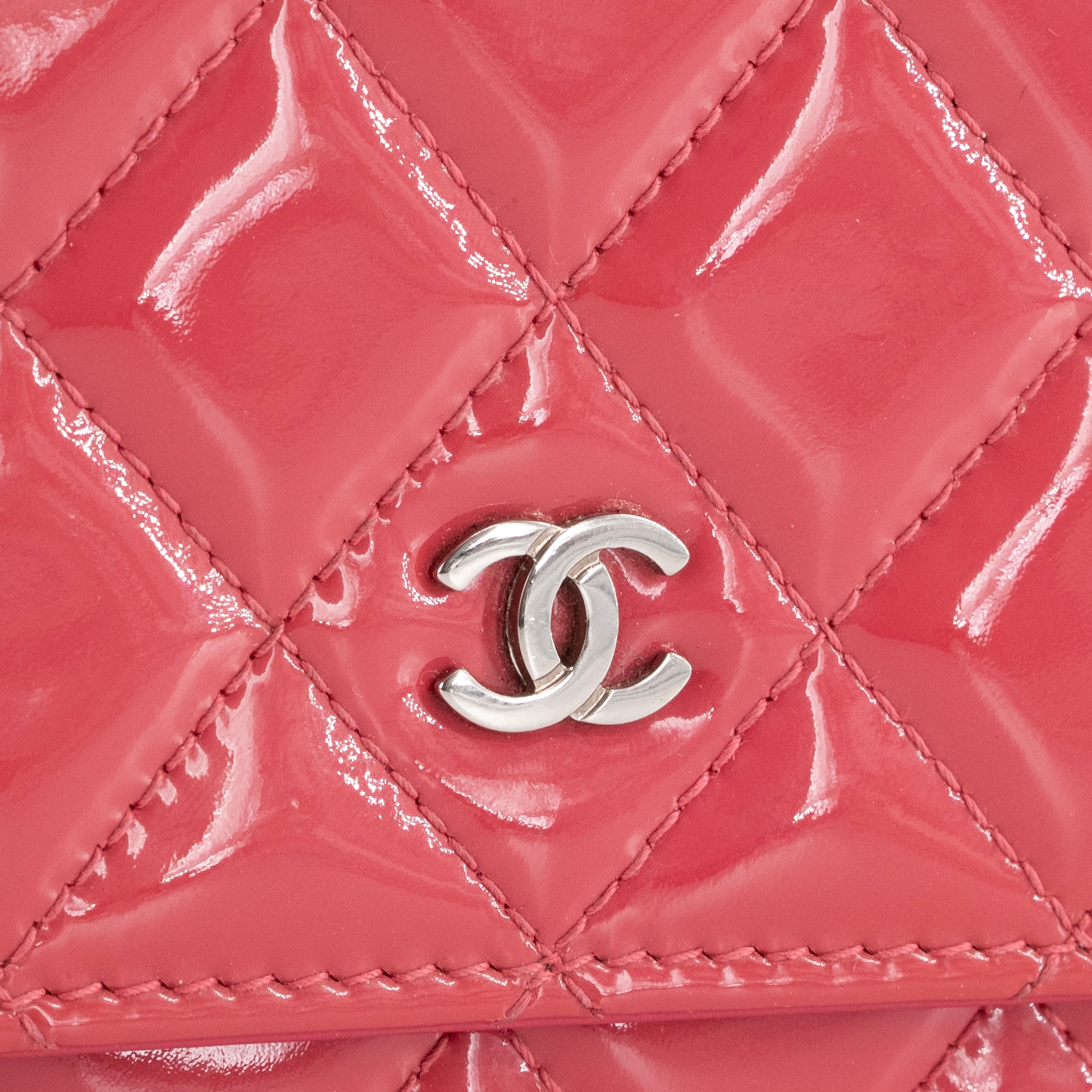 CHANEL - Sac à bandoulière Wallet On Chain Classique/Timeless Chanel en cuir verni rose