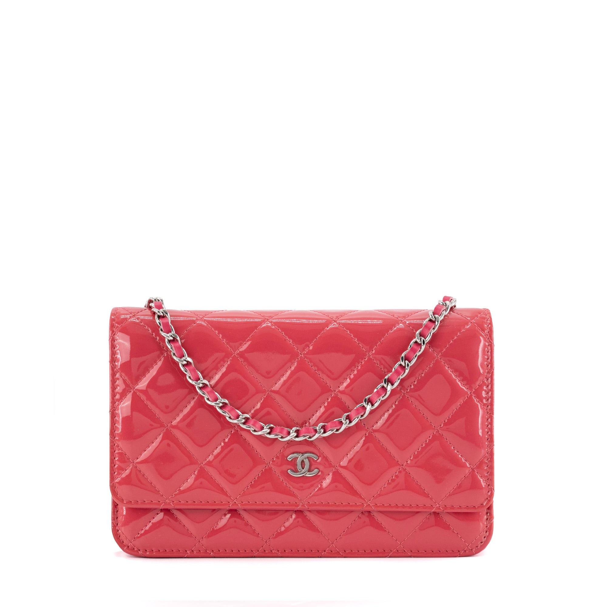 CHANEL - Sac à bandoulière Wallet On Chain Classique/Timeless Chanel en cuir verni rose