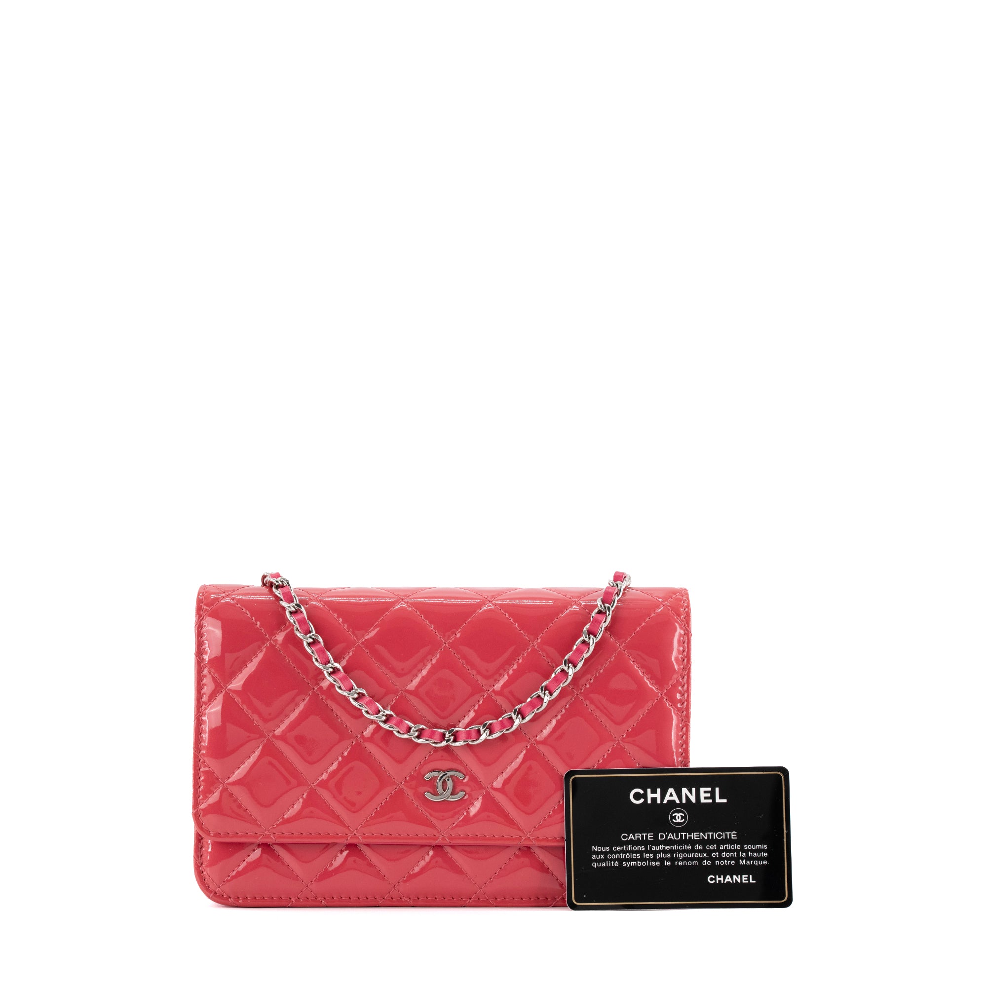 CHANEL - Sac à bandoulière Wallet On Chain Classique/Timeless Chanel en cuir verni rose