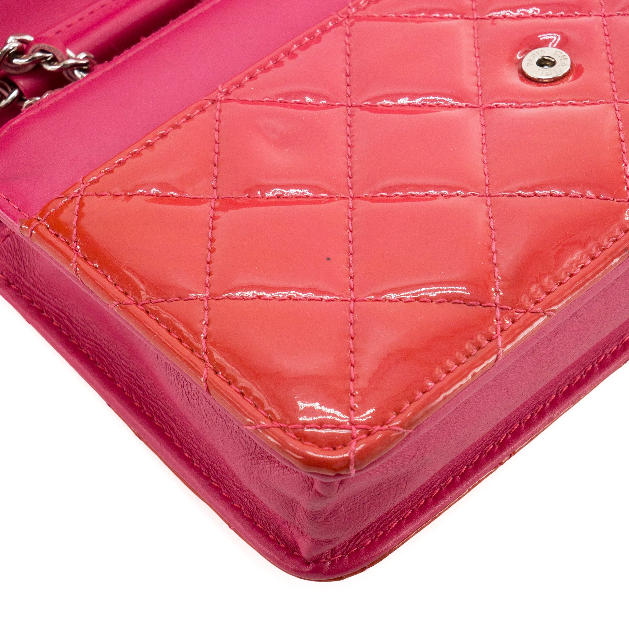 CHANEL - Sac à bandoulière Wallet On Chain Classique/Timeless Chanel en cuir verni rose