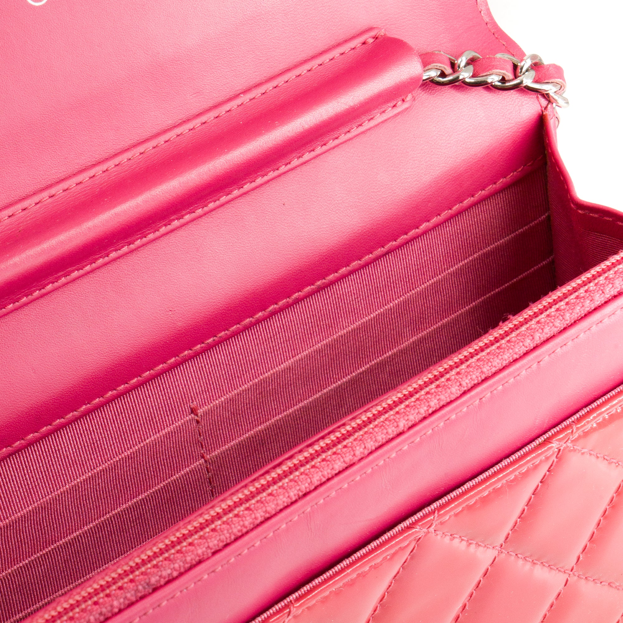 CHANEL - Sac à bandoulière Wallet On Chain Classique/Timeless Chanel en cuir verni rose