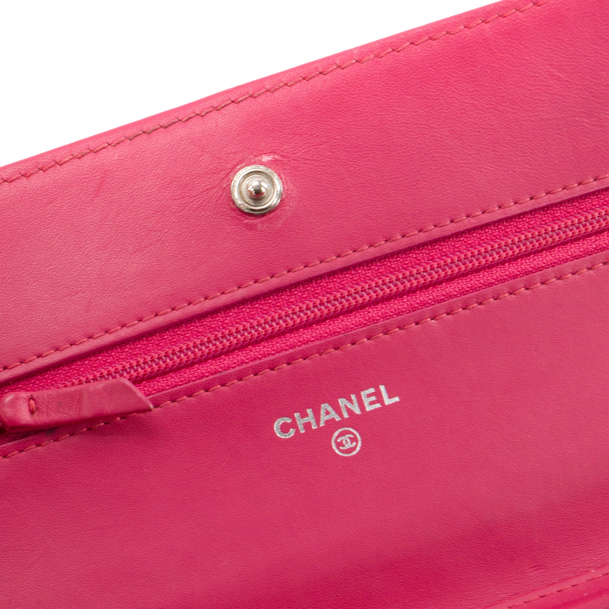 CHANEL - Sac à bandoulière Wallet On Chain Classique/Timeless Chanel en cuir verni rose