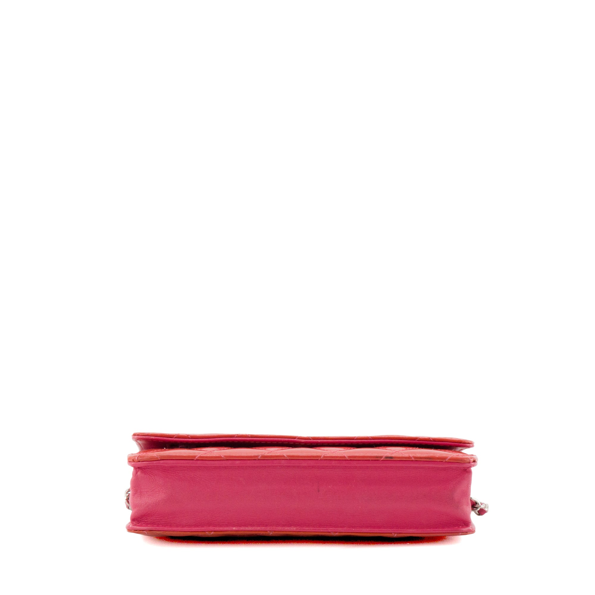 CHANEL - Sac à bandoulière Wallet On Chain Classique/Timeless Chanel en cuir verni rose
