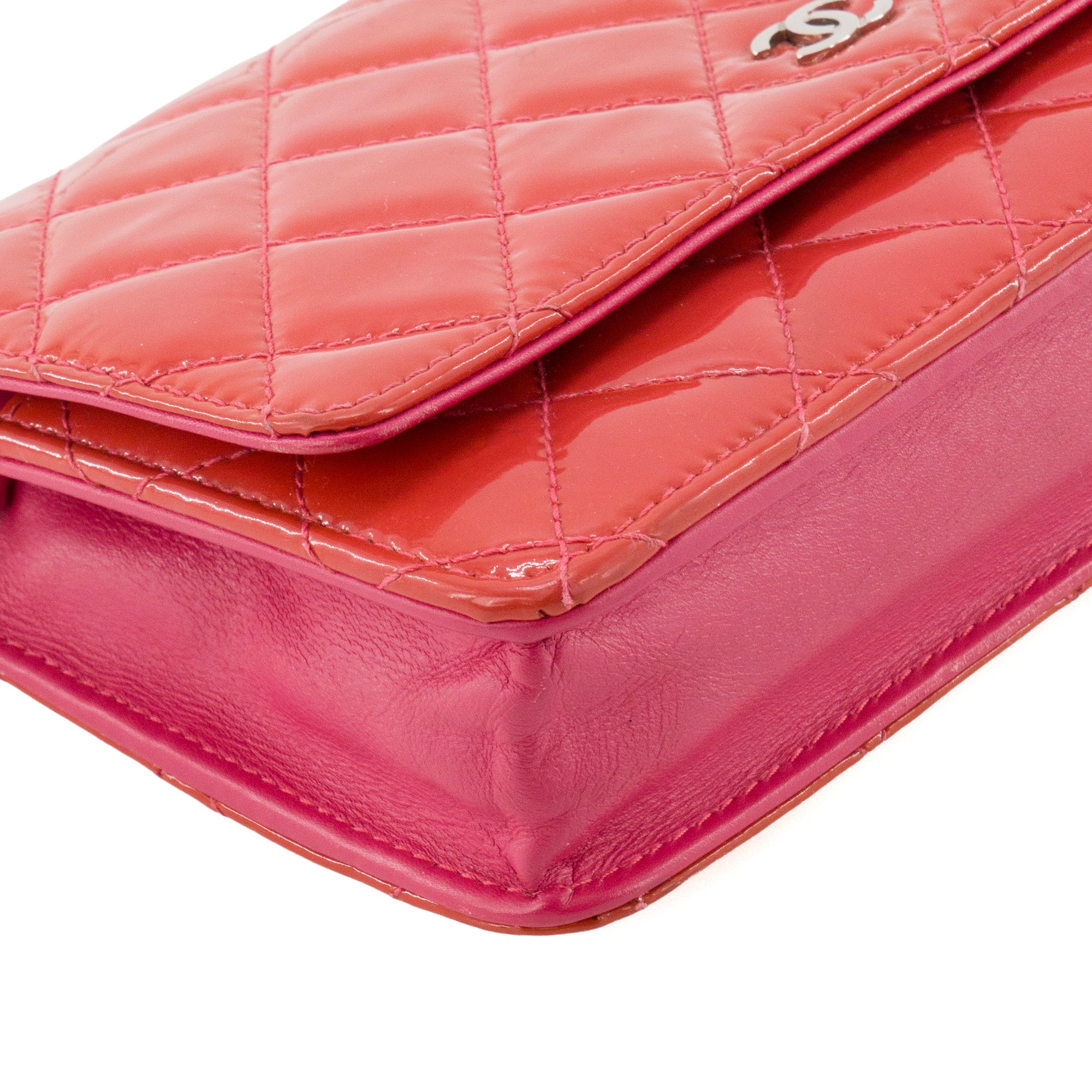 CHANEL - Sac à bandoulière Wallet On Chain Classique/Timeless Chanel en cuir verni rose