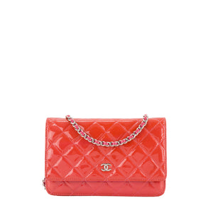 CHANEL - Sac à bandoulière Wallet On Chain Classique/Timeless Chanel en cuir verni rose