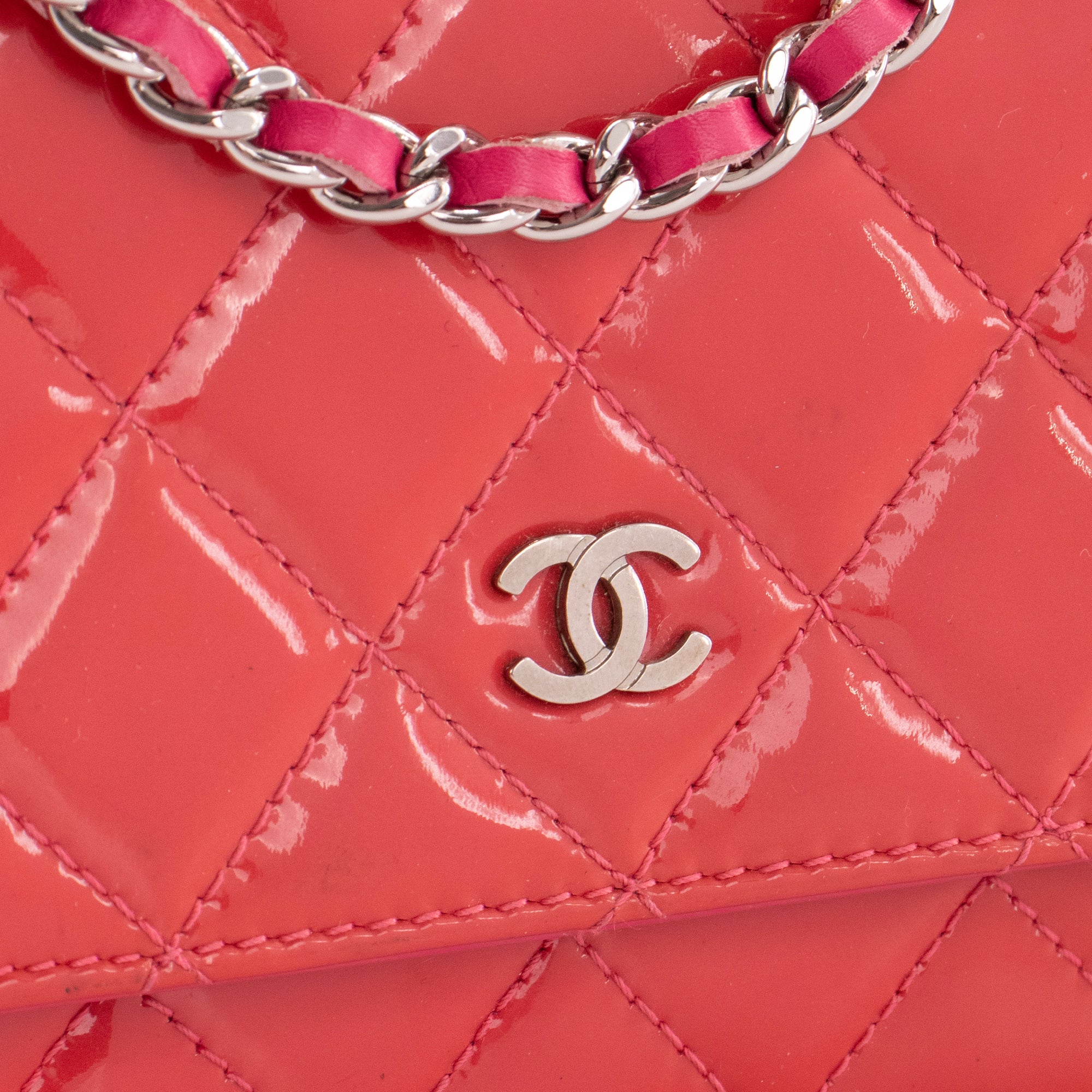 CHANEL - Sac à bandoulière Wallet On Chain Classique/Timeless Chanel en cuir verni rose