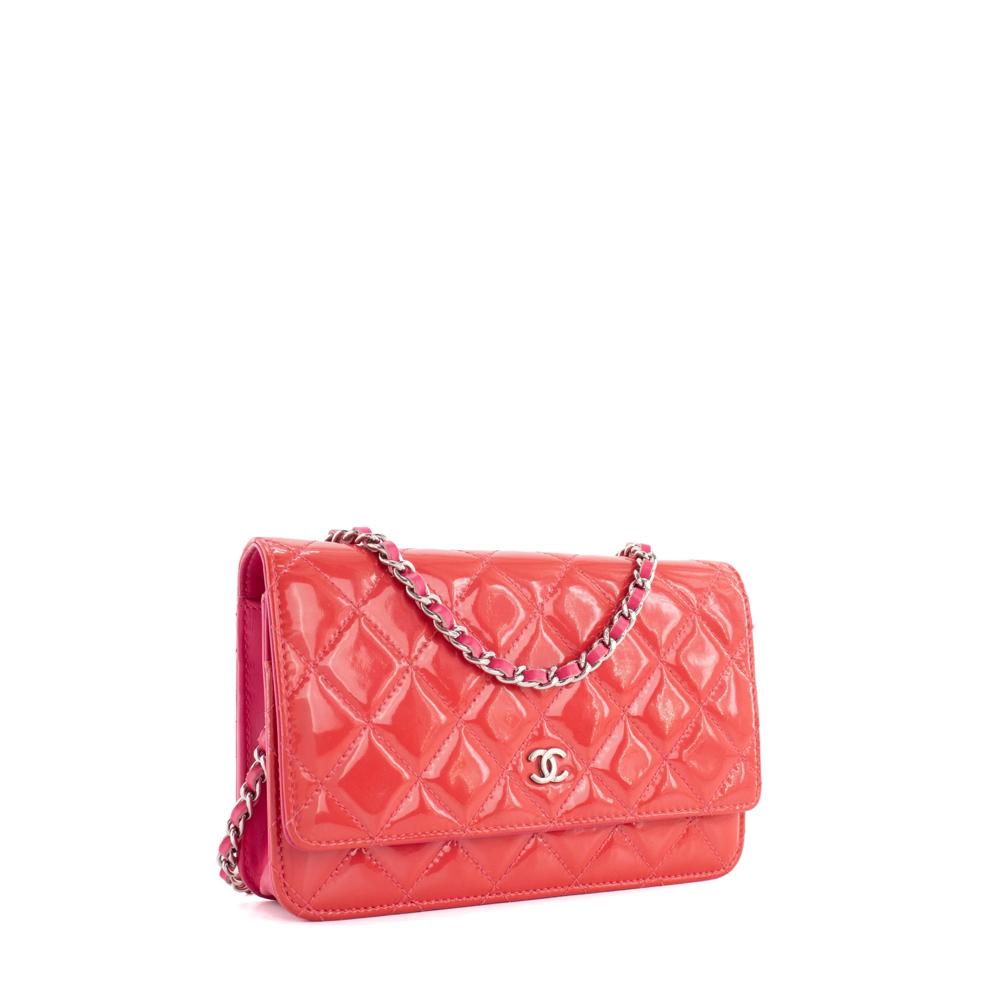 CHANEL - Sac à bandoulière Wallet On Chain Classique/Timeless Chanel en cuir verni rose