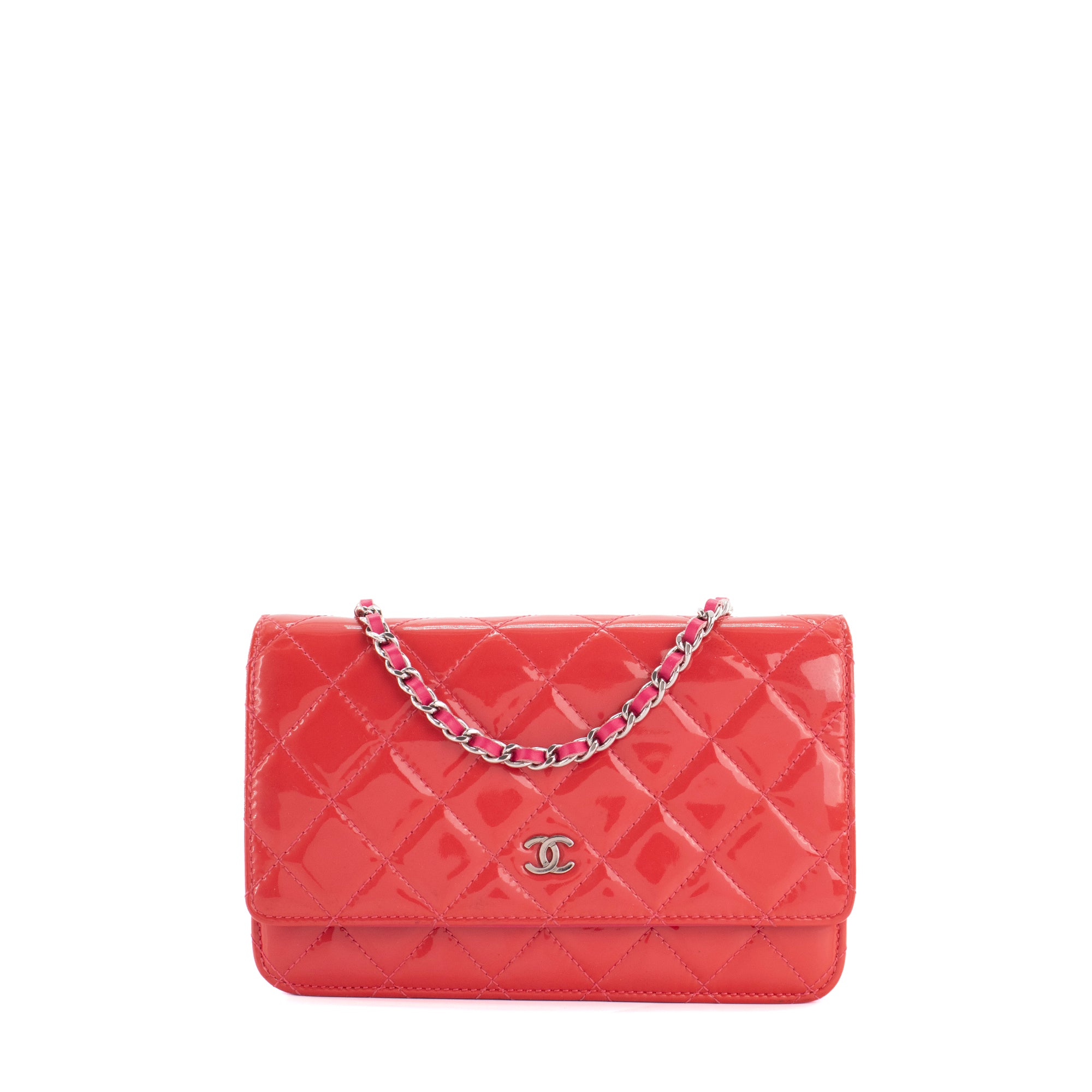 CHANEL - Sac à bandoulière Wallet On Chain Classique/Timeless Chanel en cuir verni rose
