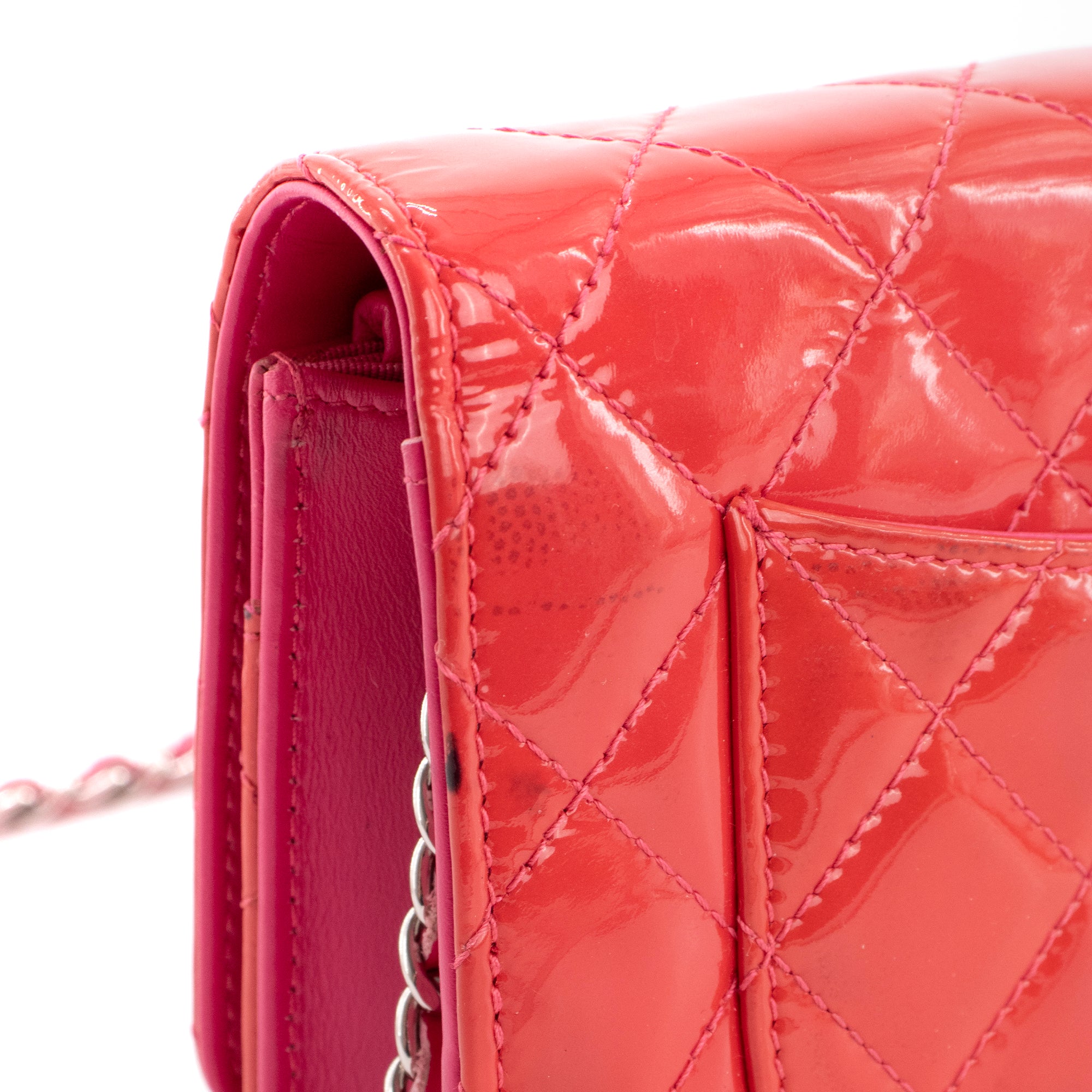 CHANEL - Sac à bandoulière Wallet On Chain Classique/Timeless Chanel en cuir verni rose