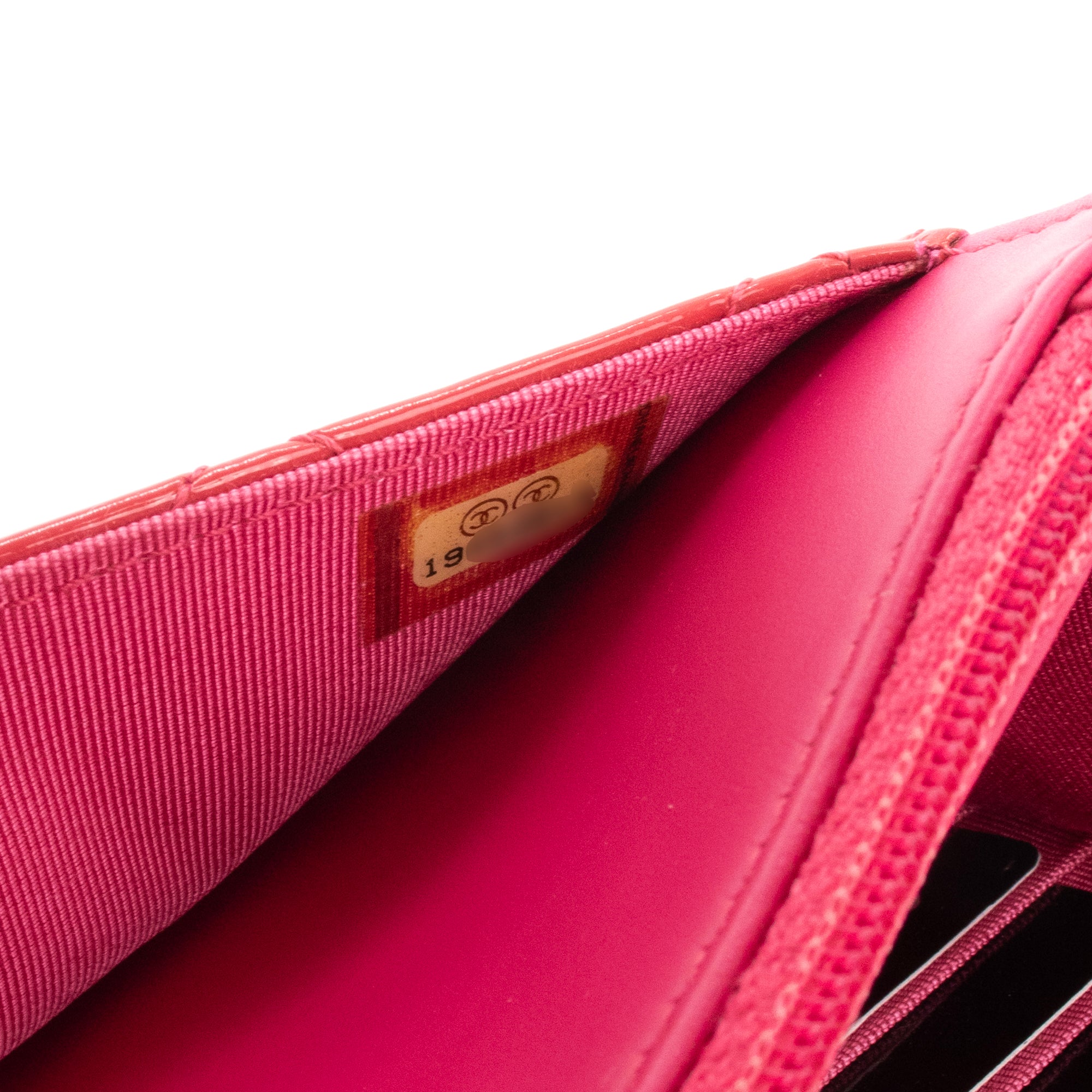 CHANEL - Sac à bandoulière Wallet On Chain Classique/Timeless Chanel en cuir verni rose