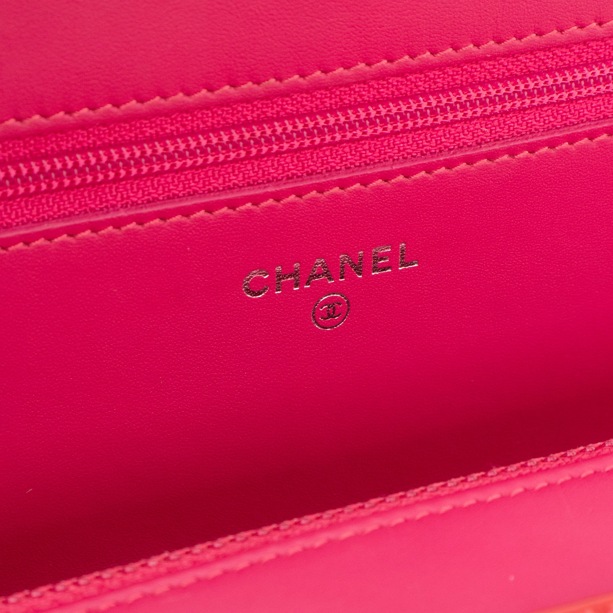 CHANEL - Sac à bandoulière Wallet On Chain Classique/Timeless Chanel en cuir verni rose