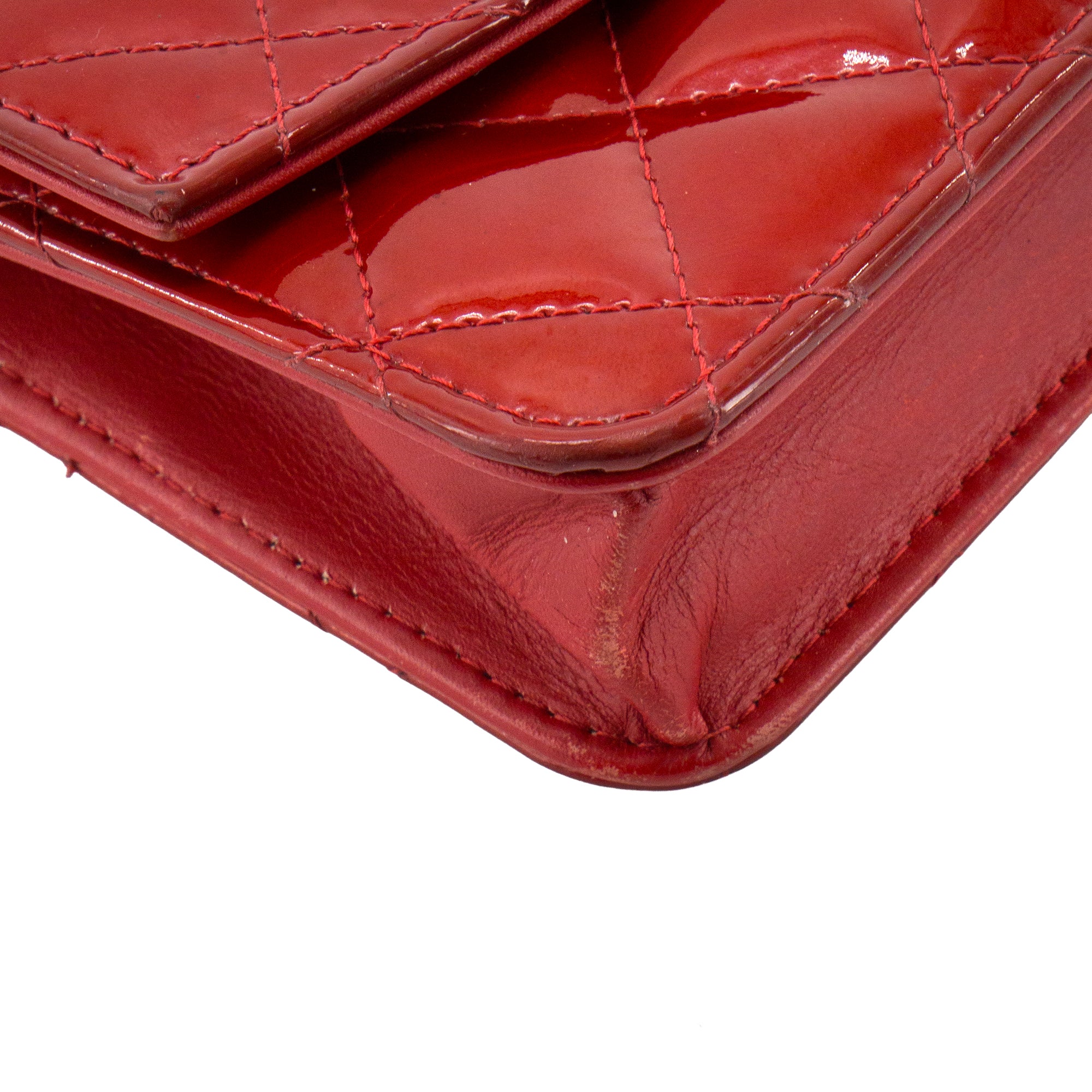 CHANEL - Sac à bandoulière Wallet On Chain Classique/Timeless Chanel en cuir verni rouge édition limitée