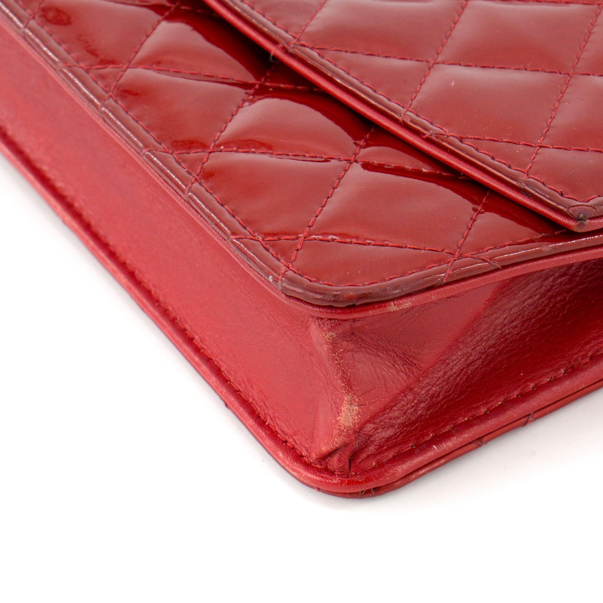 CHANEL - Sac à bandoulière Wallet On Chain Classique/Timeless Chanel en cuir verni rouge édition limitée