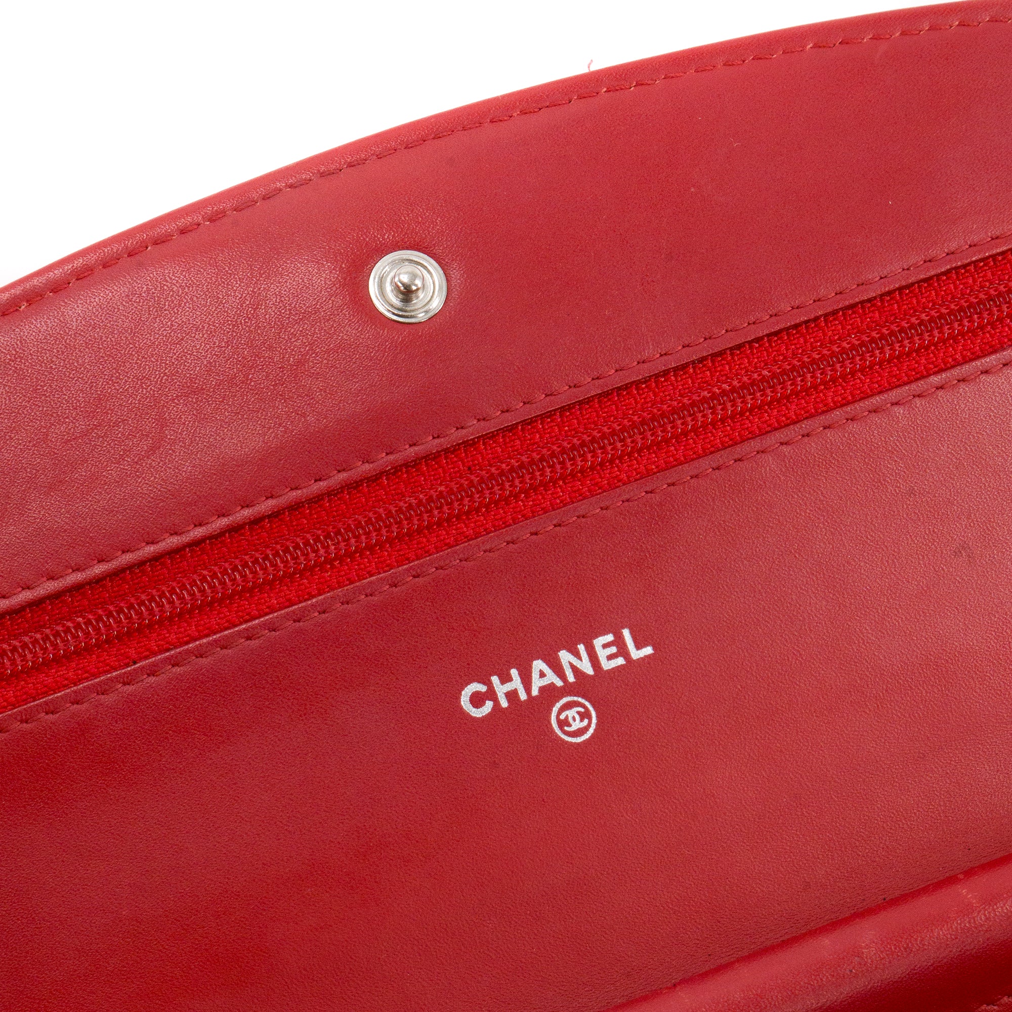 CHANEL - Sac à bandoulière Wallet On Chain Classique/Timeless Chanel en cuir verni rouge édition limitée