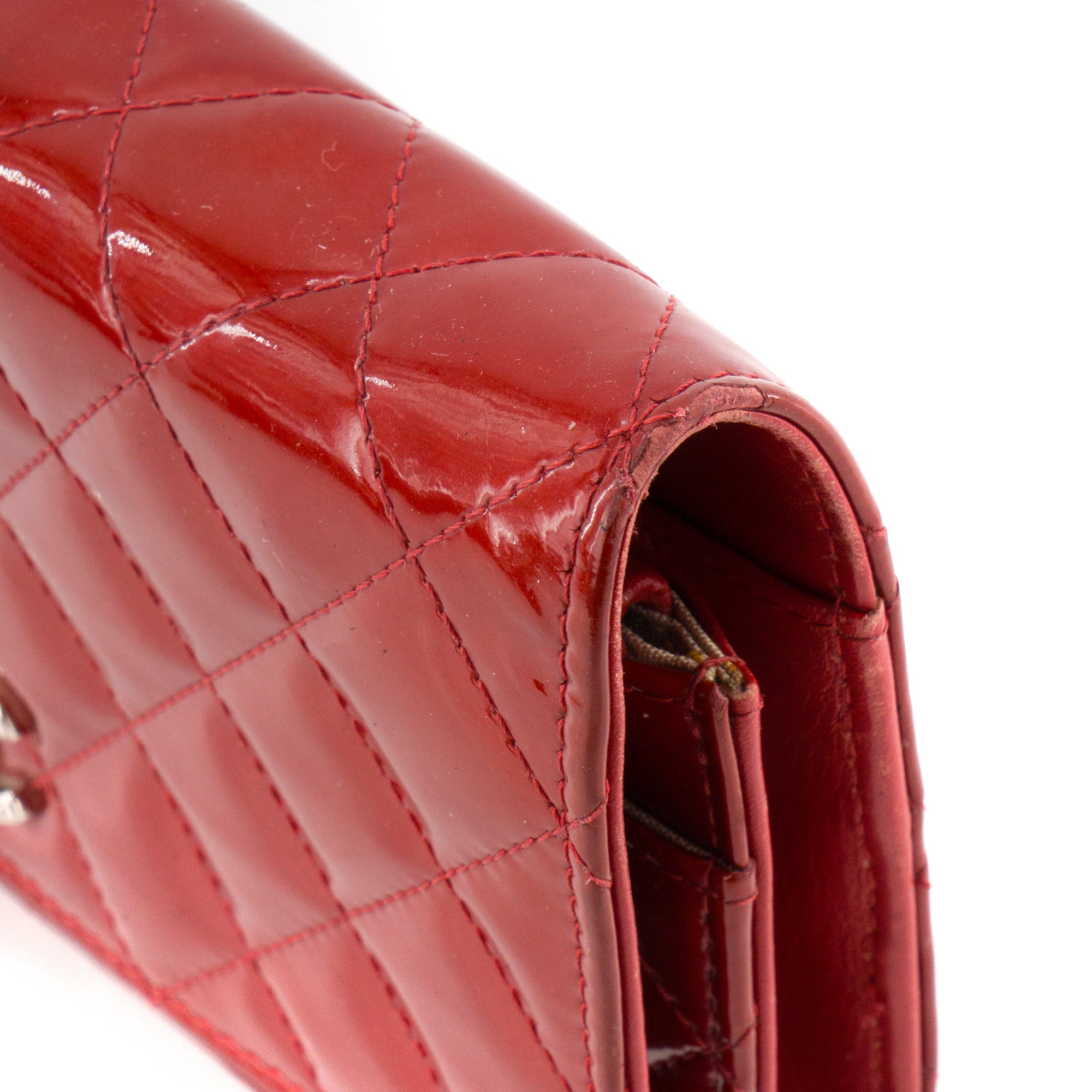 CHANEL - Sac à bandoulière Wallet On Chain Classique/Timeless Chanel en cuir verni rouge édition limitée