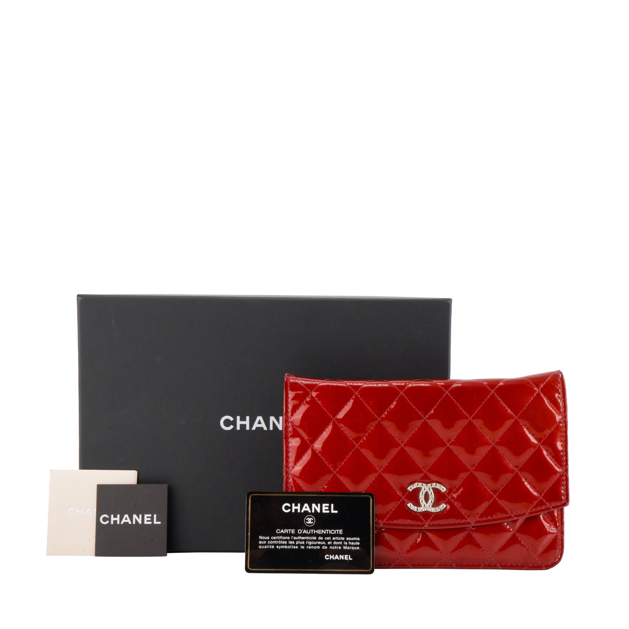 CHANEL - Sac à bandoulière Wallet On Chain Classique/Timeless Chanel en cuir verni rouge édition limitée