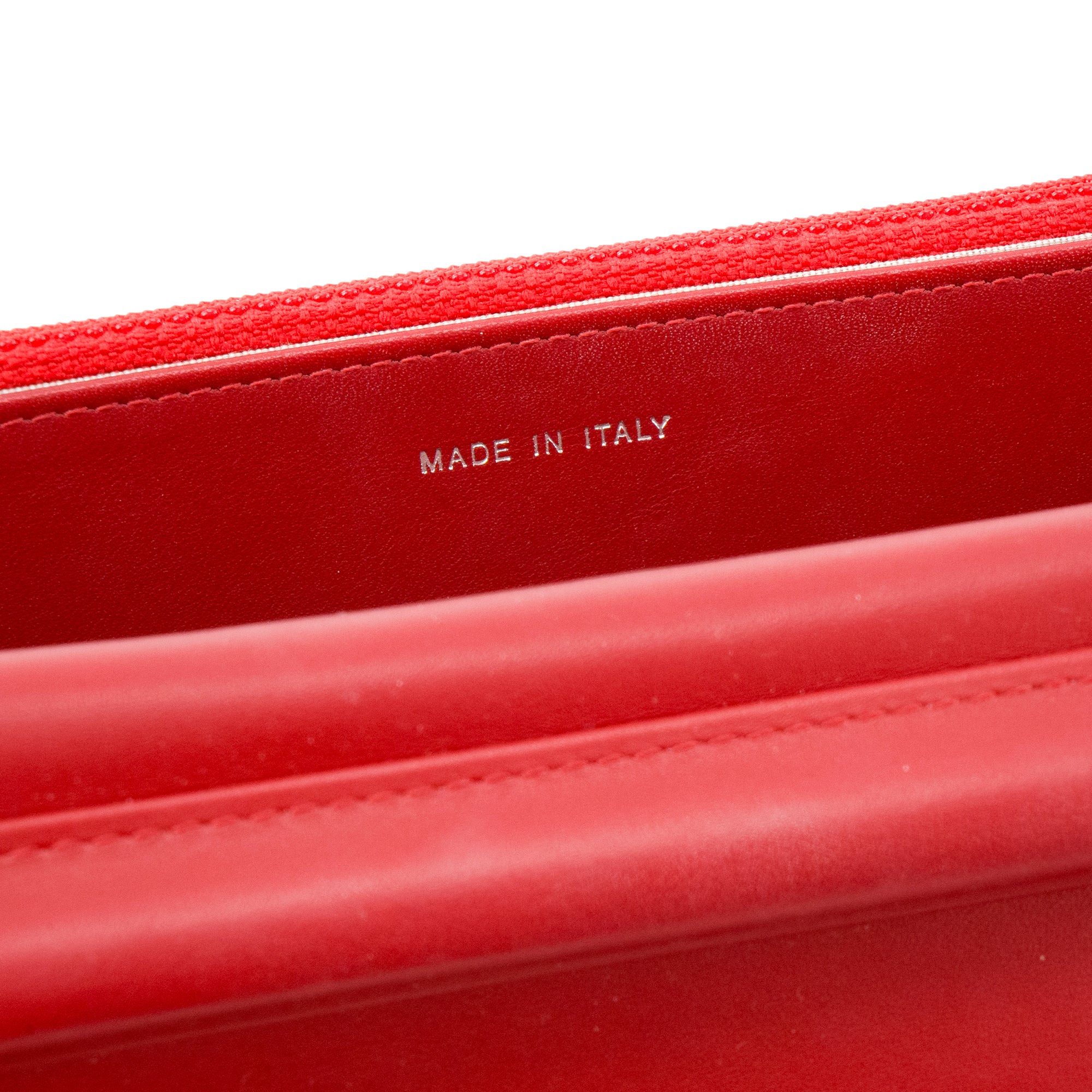 CHANEL - Sac à bandoulière Wallet On Chain Classique/Timeless Chanel en cuir verni rouge édition limitée