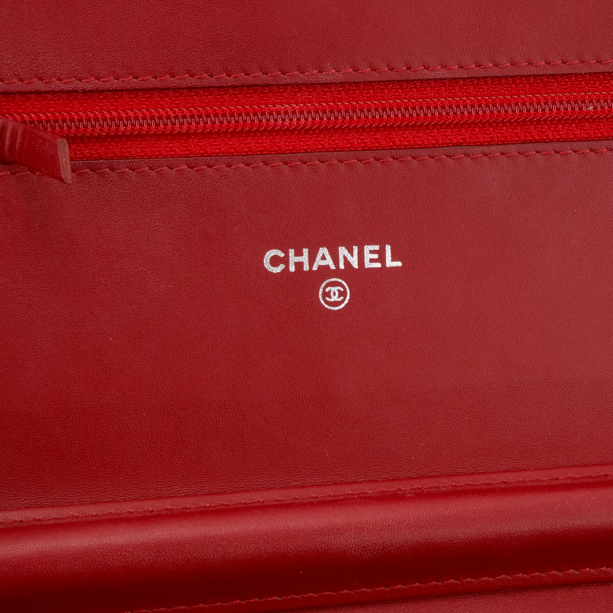 CHANEL - Sac à bandoulière Wallet On Chain Classique/Timeless Chanel en cuir verni rouge édition limitée