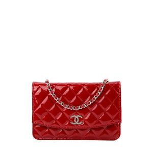 CHANEL - Sac à bandoulière Wallet On Chain Classique/Timeless Chanel en cuir verni rouge édition limitée