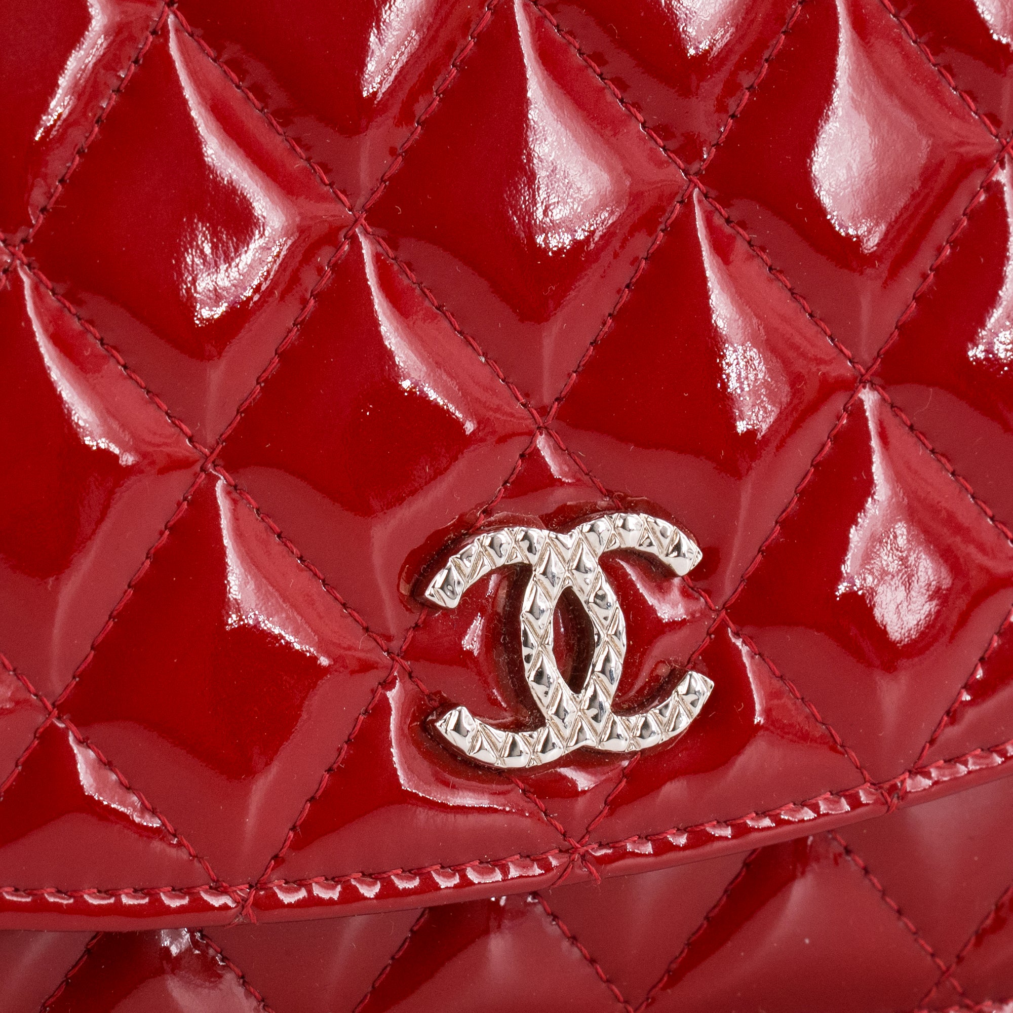 CHANEL - Sac à bandoulière Wallet On Chain Classique/Timeless Chanel en cuir verni rouge édition limitée