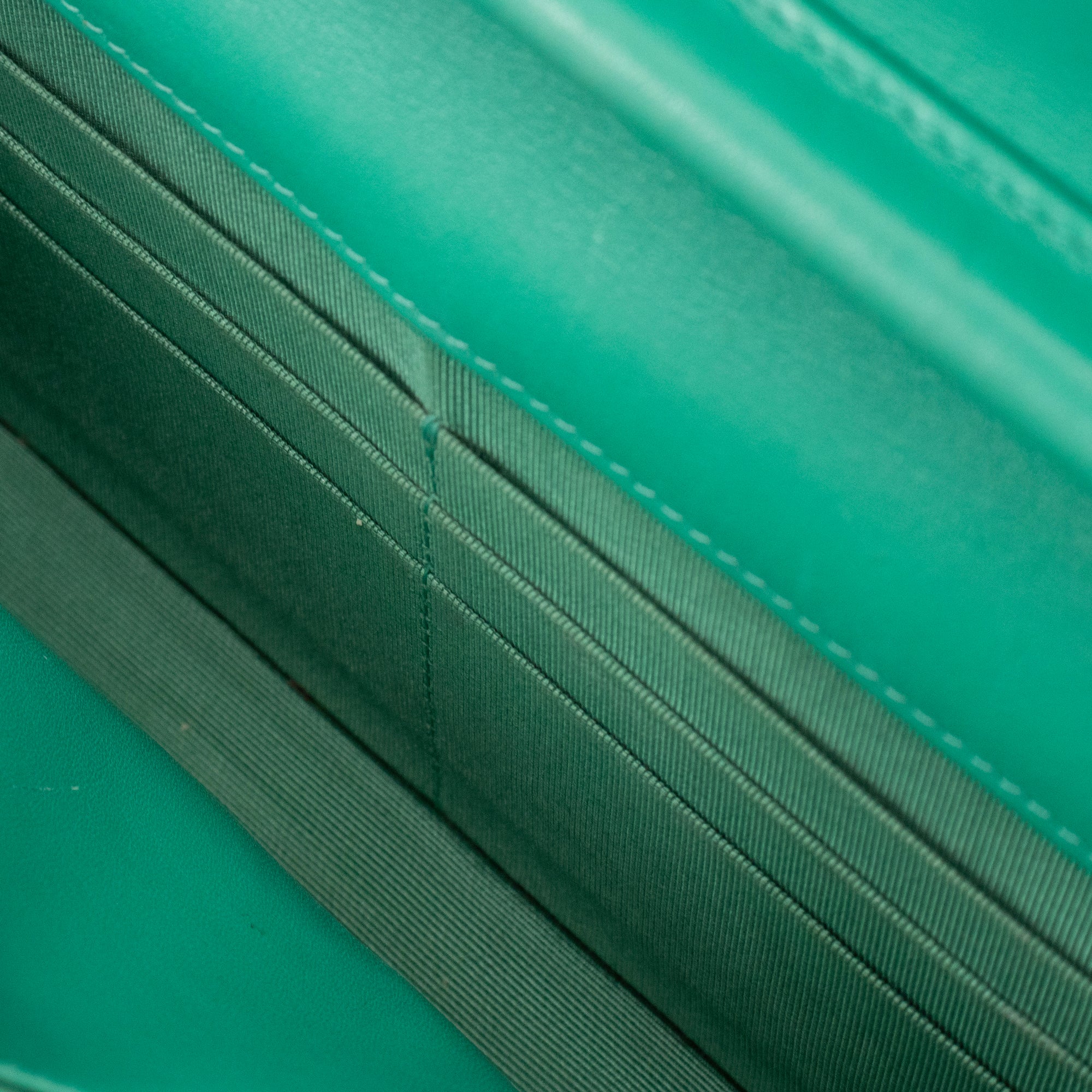 CHANEL - Sac à bandoulière Wallet On Chain Classique/Timeless Chanel en cuir verni vert