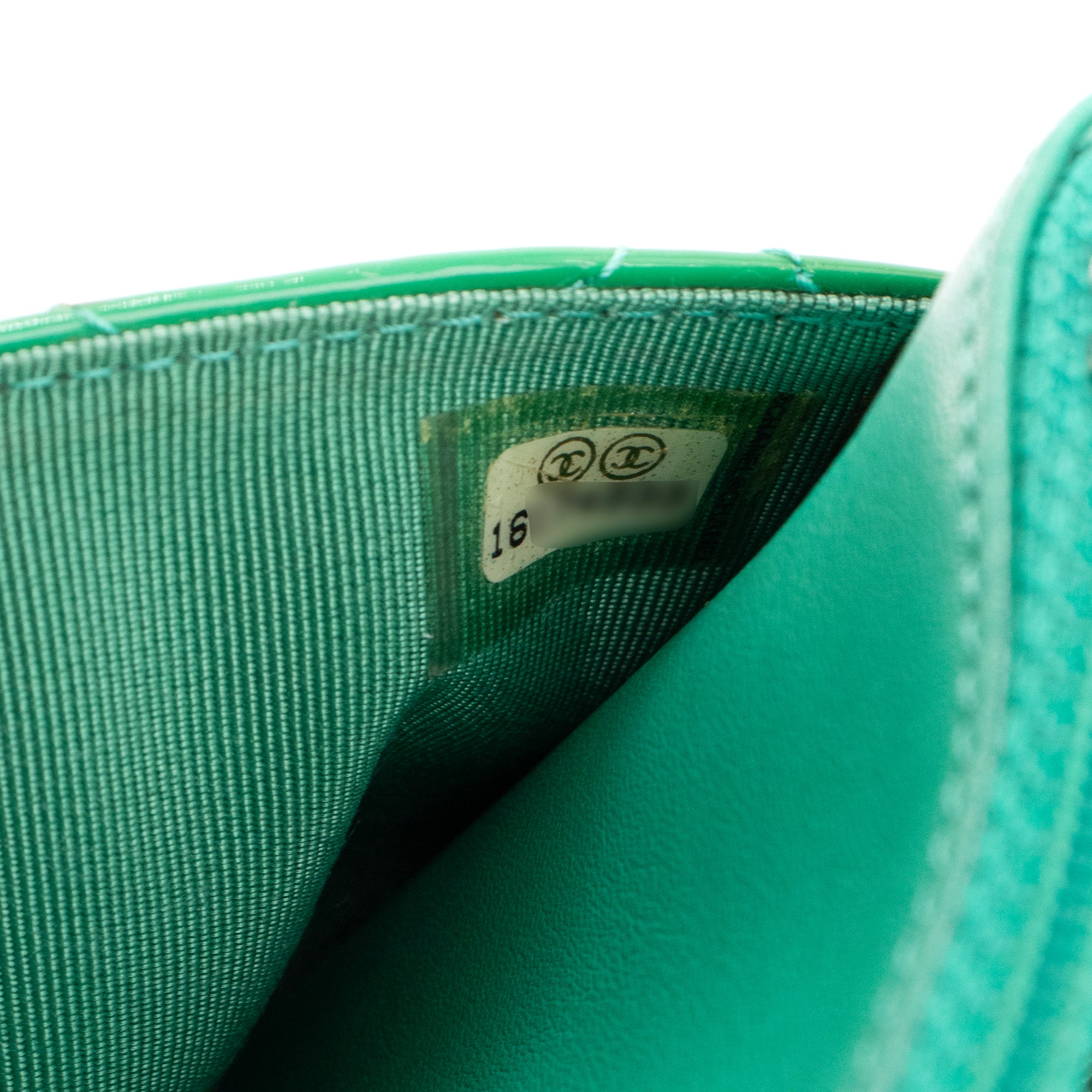 CHANEL - Sac à bandoulière Wallet On Chain Classique/Timeless Chanel en cuir verni vert