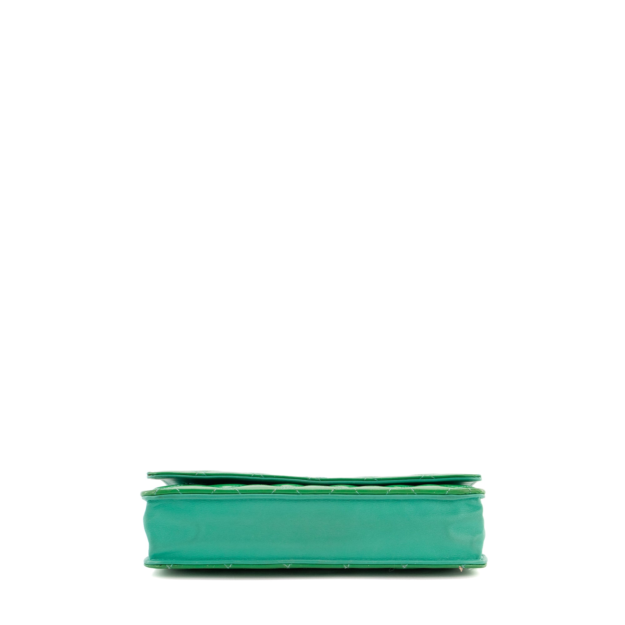 CHANEL - Sac à bandoulière Wallet On Chain Classique/Timeless Chanel en cuir verni vert