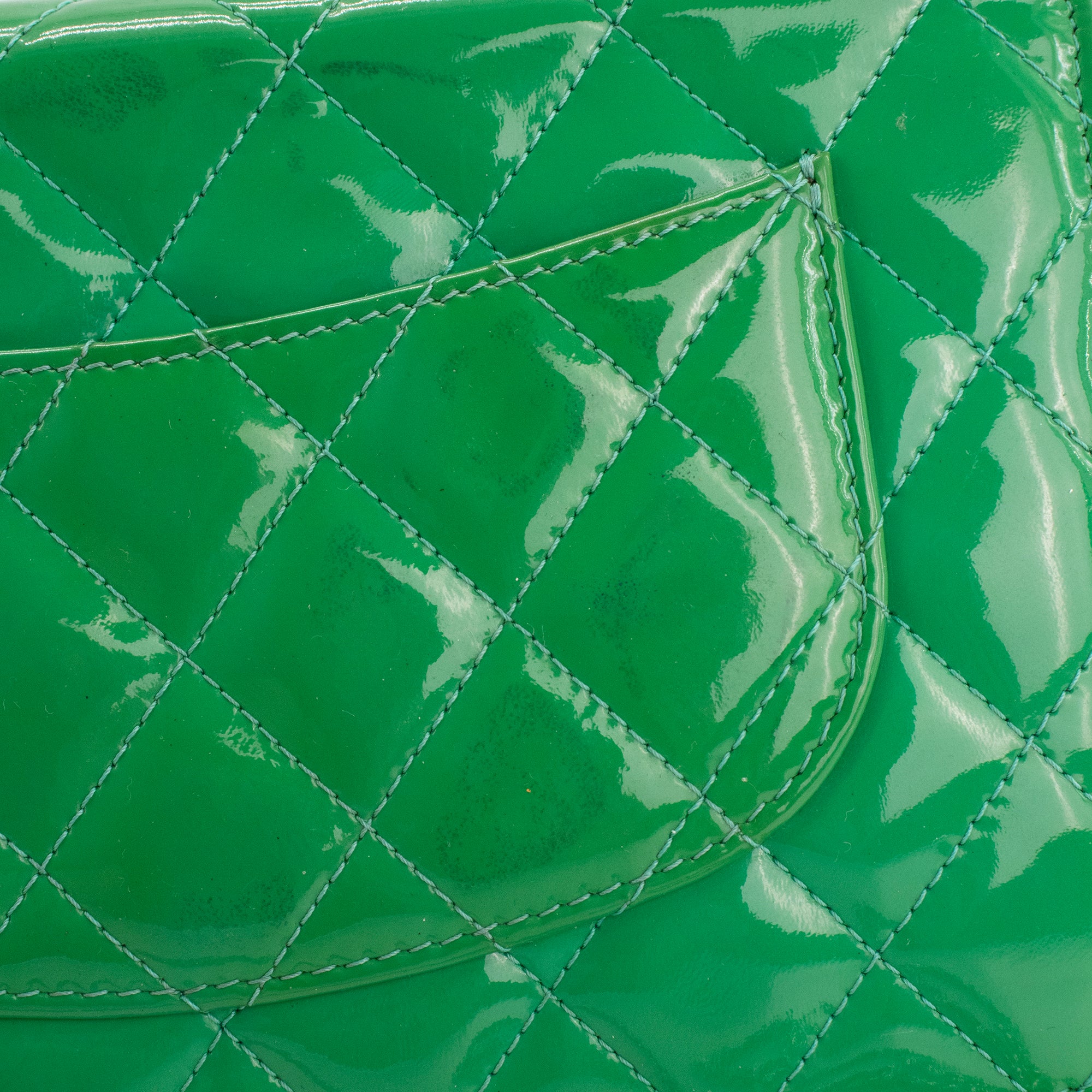 CHANEL - Sac à bandoulière Wallet On Chain Classique/Timeless Chanel en cuir verni vert