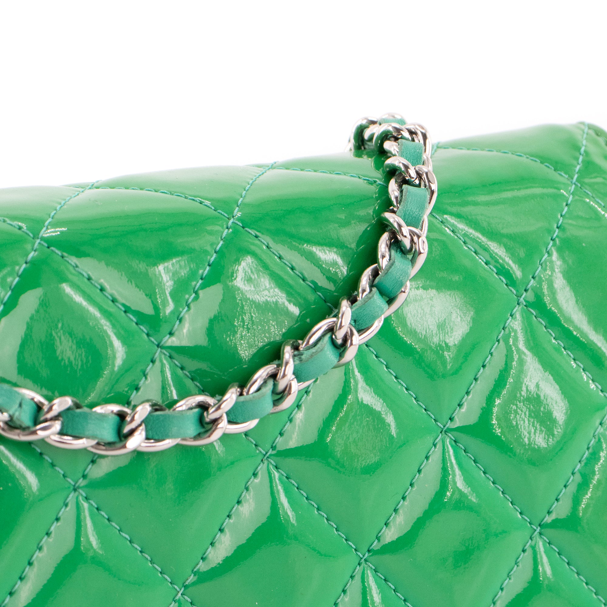 CHANEL - Sac à bandoulière Wallet On Chain Classique/Timeless Chanel en cuir verni vert