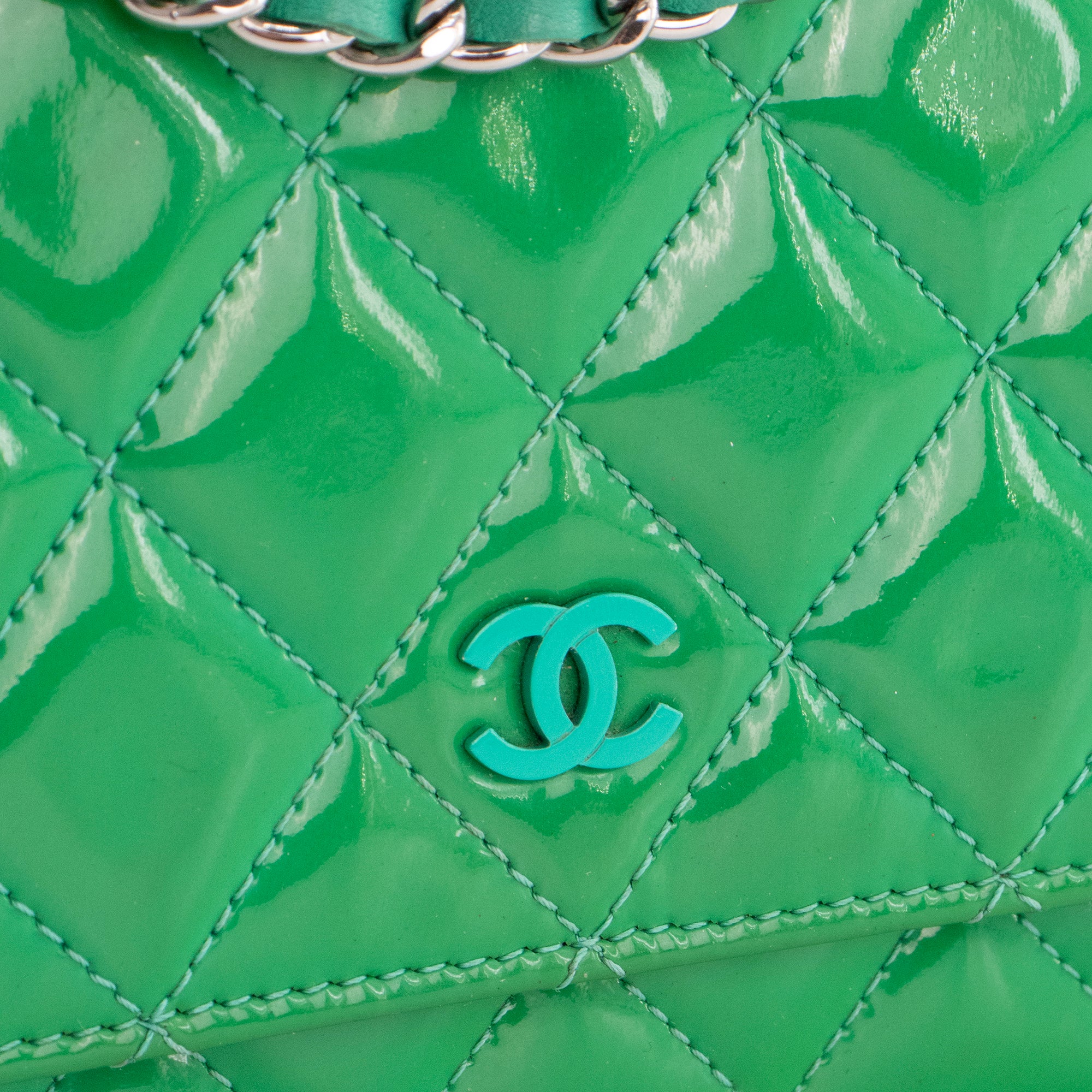 CHANEL - Sac à bandoulière Wallet On Chain Classique/Timeless Chanel en cuir verni vert