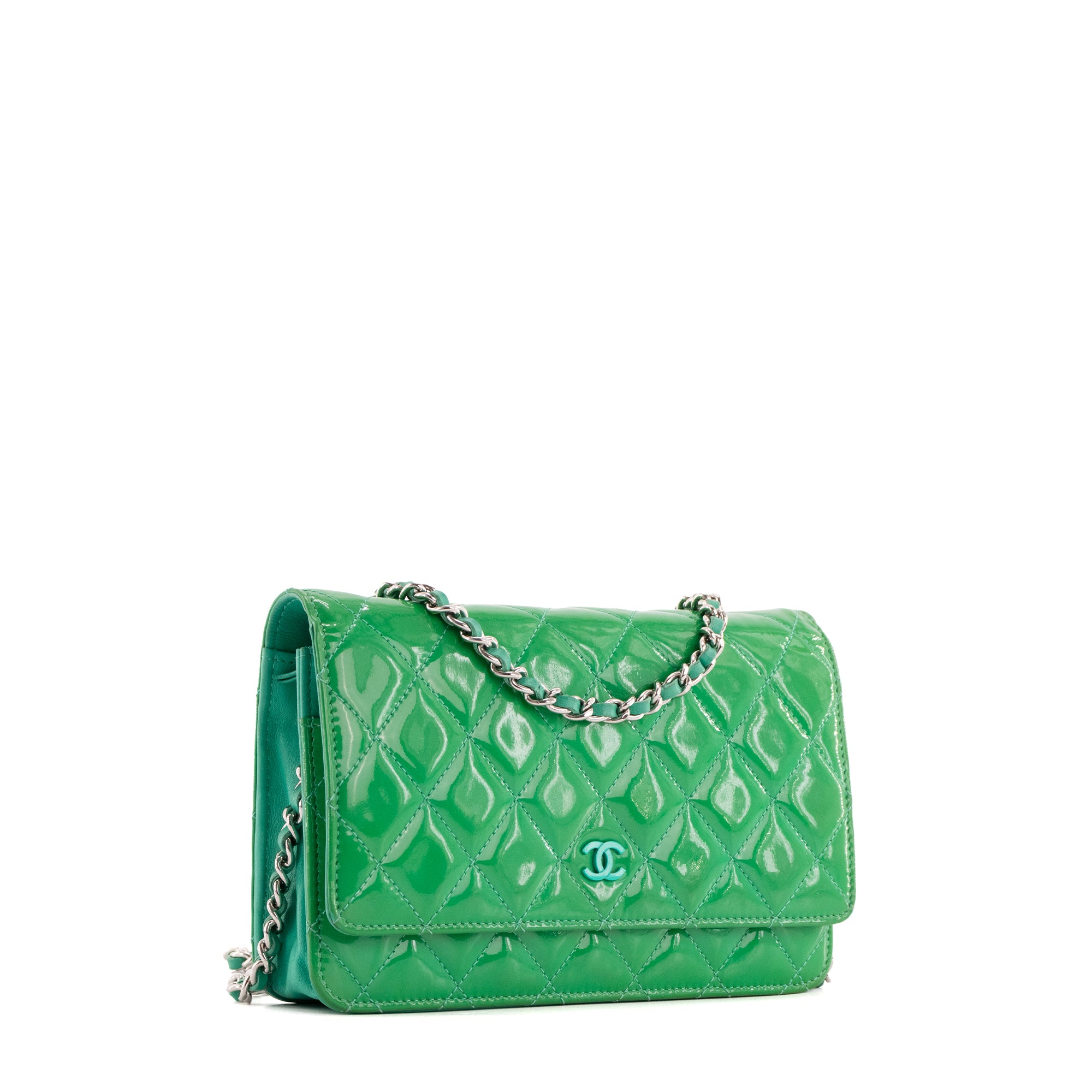 CHANEL - Sac à bandoulière Wallet On Chain Classique/Timeless Chanel en cuir verni vert
