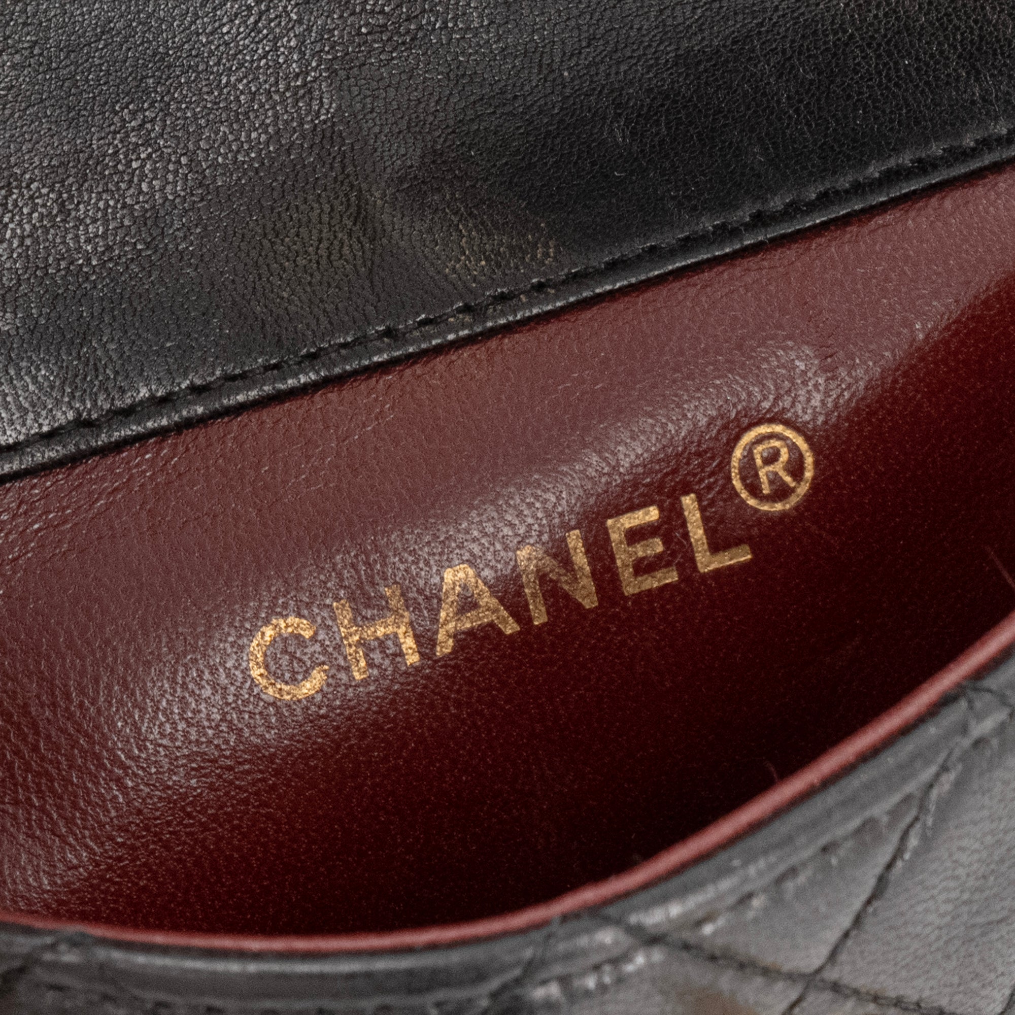 CHANEL - Sac à bandoulière Wallet On Chain mini Chanel en cuir noir vintage