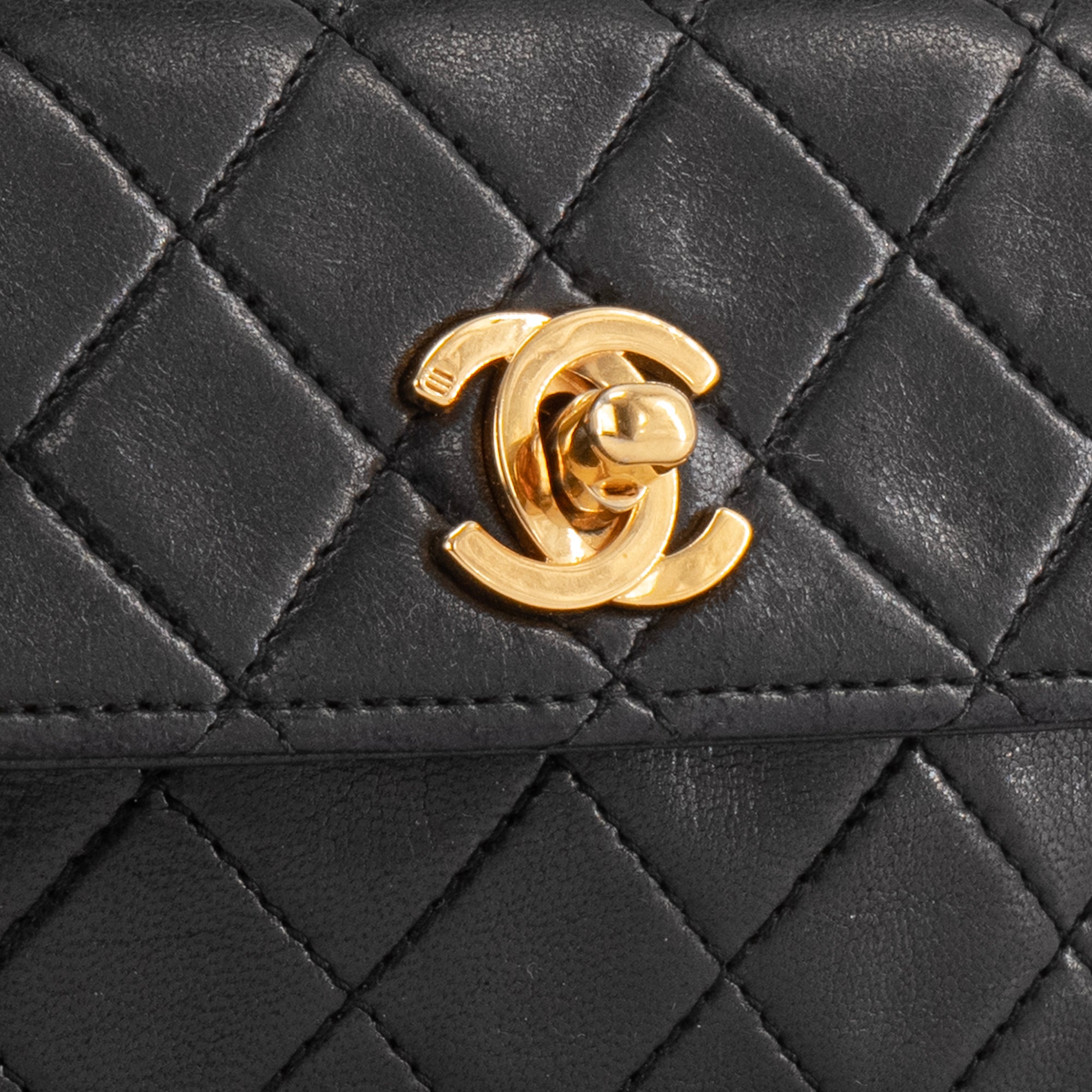 CHANEL - Sac à bandoulière Wallet On Chain mini Chanel en cuir noir vintage