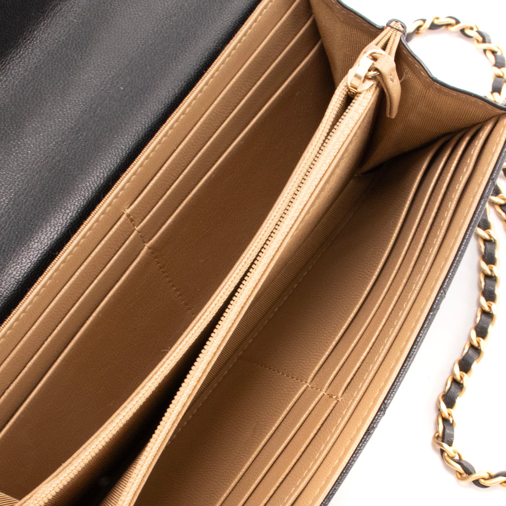 CHANEL - Sac à bandoulière Wallet on Chain Pearl Chanel en cuir lisse noir