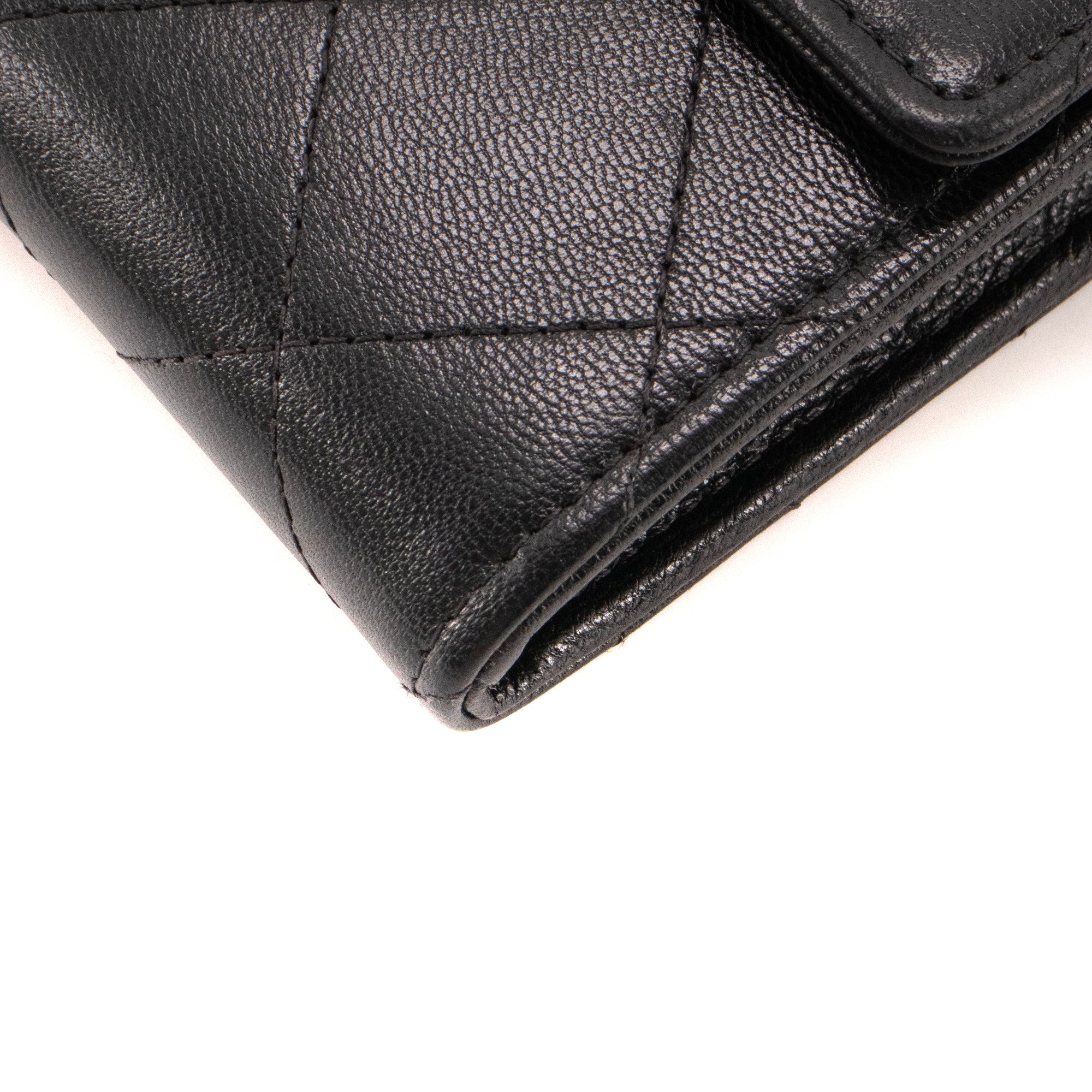 CHANEL - Sac à bandoulière Wallet on Chain Pearl Chanel en cuir lisse noir
