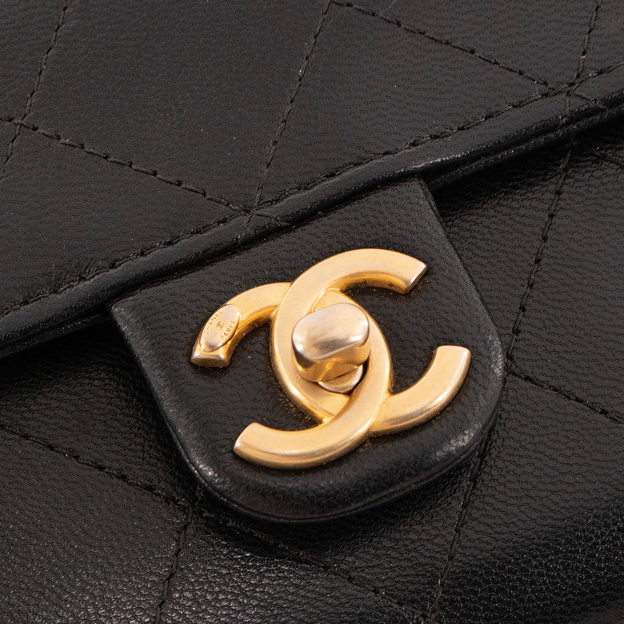 CHANEL - Sac à bandoulière Wallet on Chain Pearl Chanel en cuir lisse noir