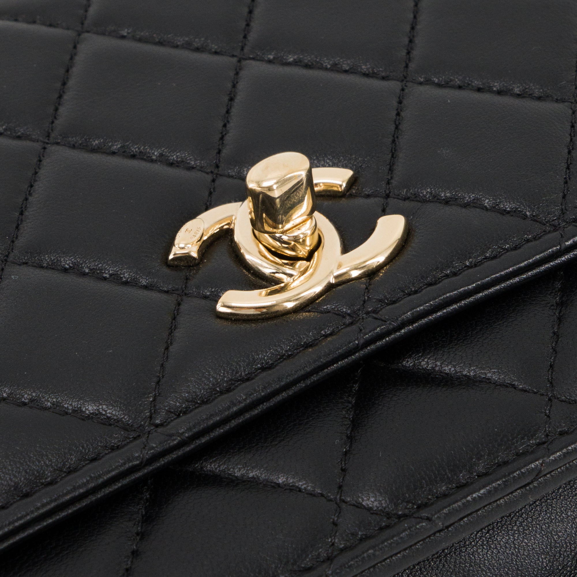 CHANEL - Sac à bandoulière Wallet On Chain Trendy CC Chanel en cuir lisse noir
