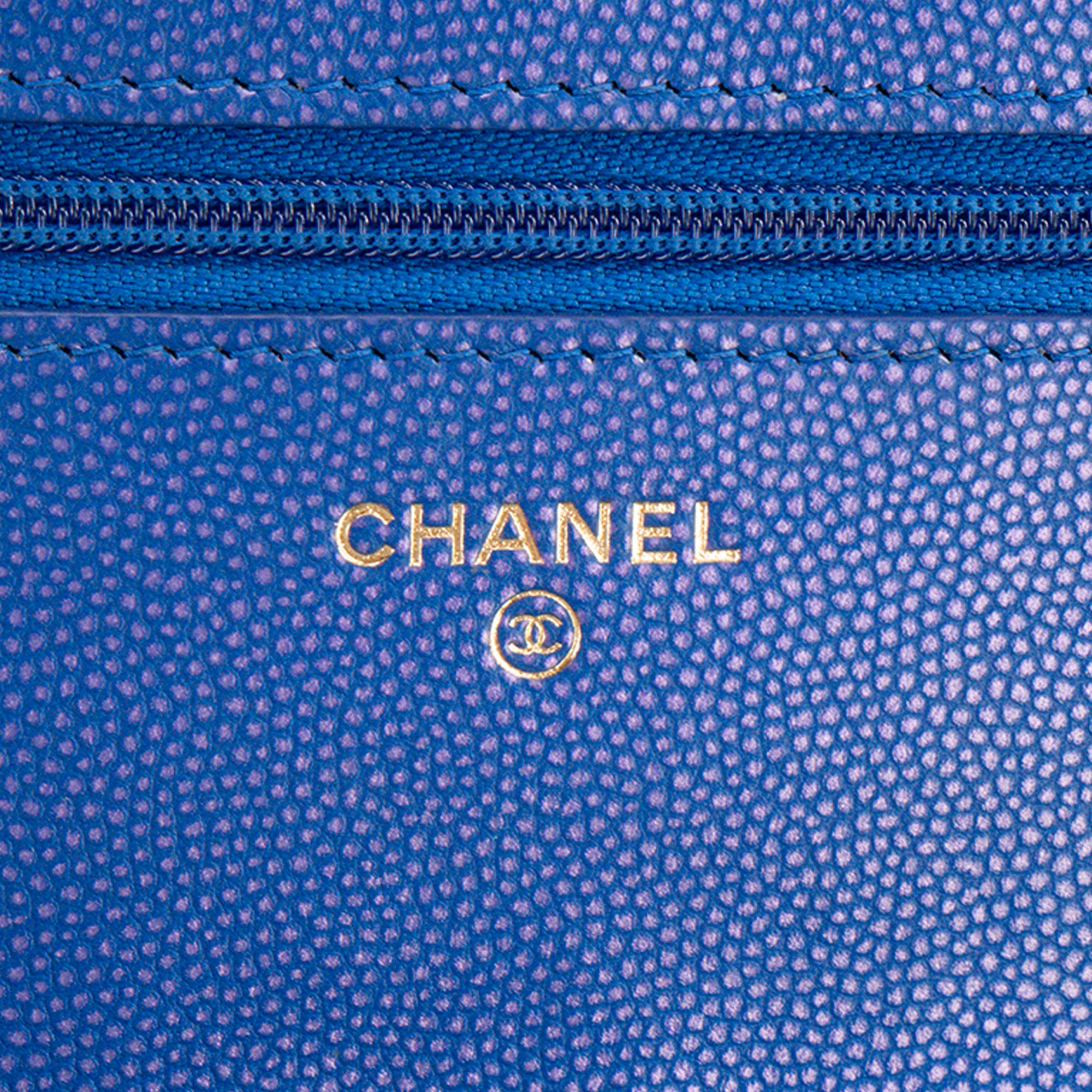 CHANEL - Sac à bandoulière Wallet On Chain Classique/Timeless Chanel en cuir caviar bleu irisé