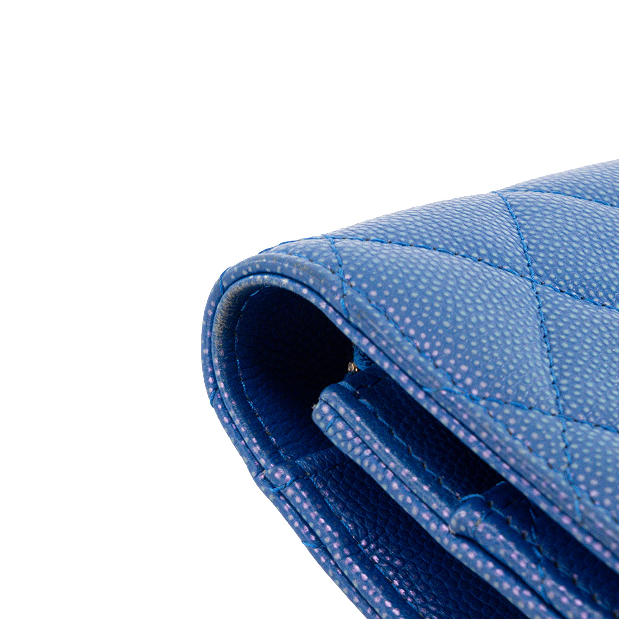 CHANEL - Sac à bandoulière Wallet On Chain Classique/Timeless Chanel en cuir caviar bleu irisé