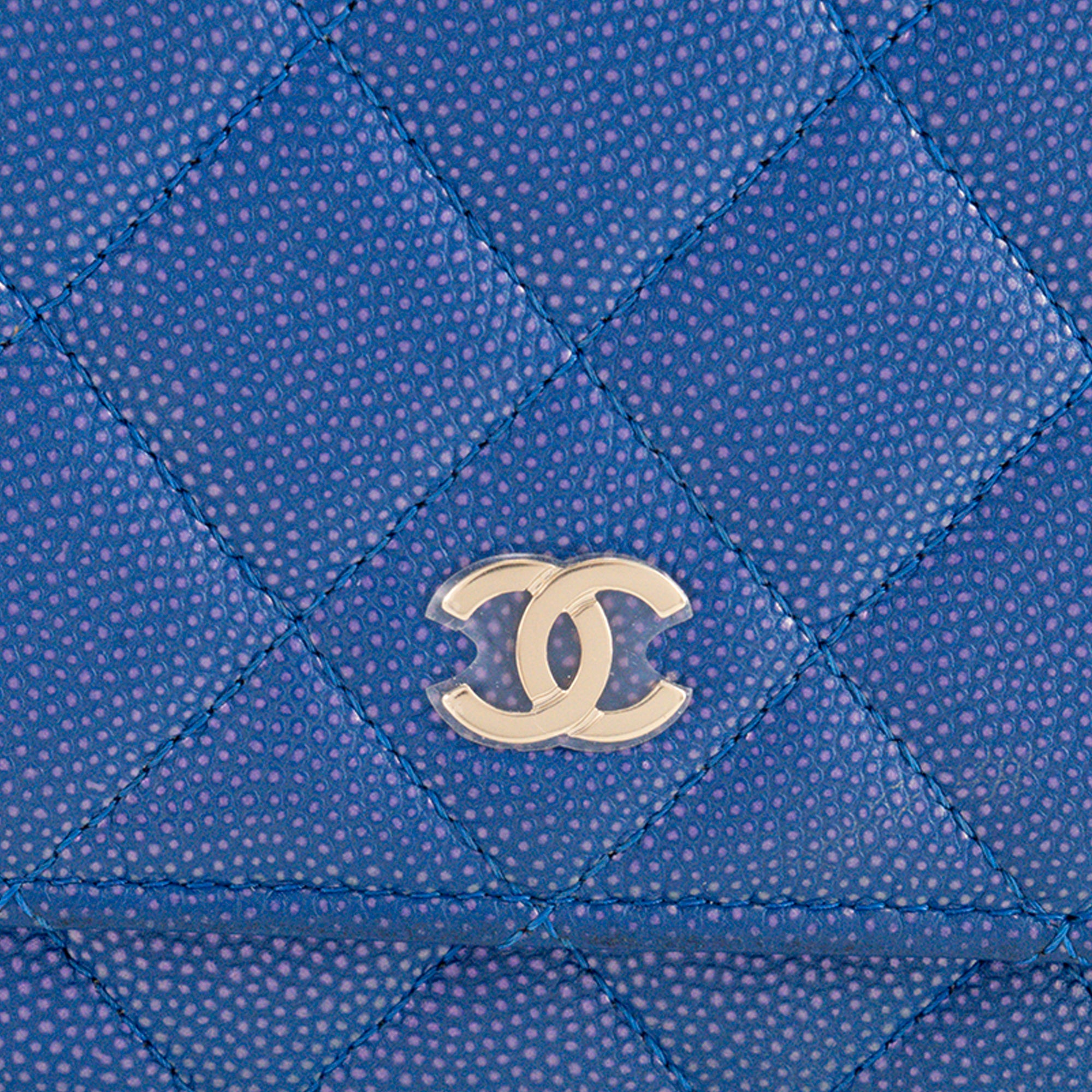 CHANEL - Sac à bandoulière Wallet On Chain Classique/Timeless Chanel en cuir caviar bleu irisé