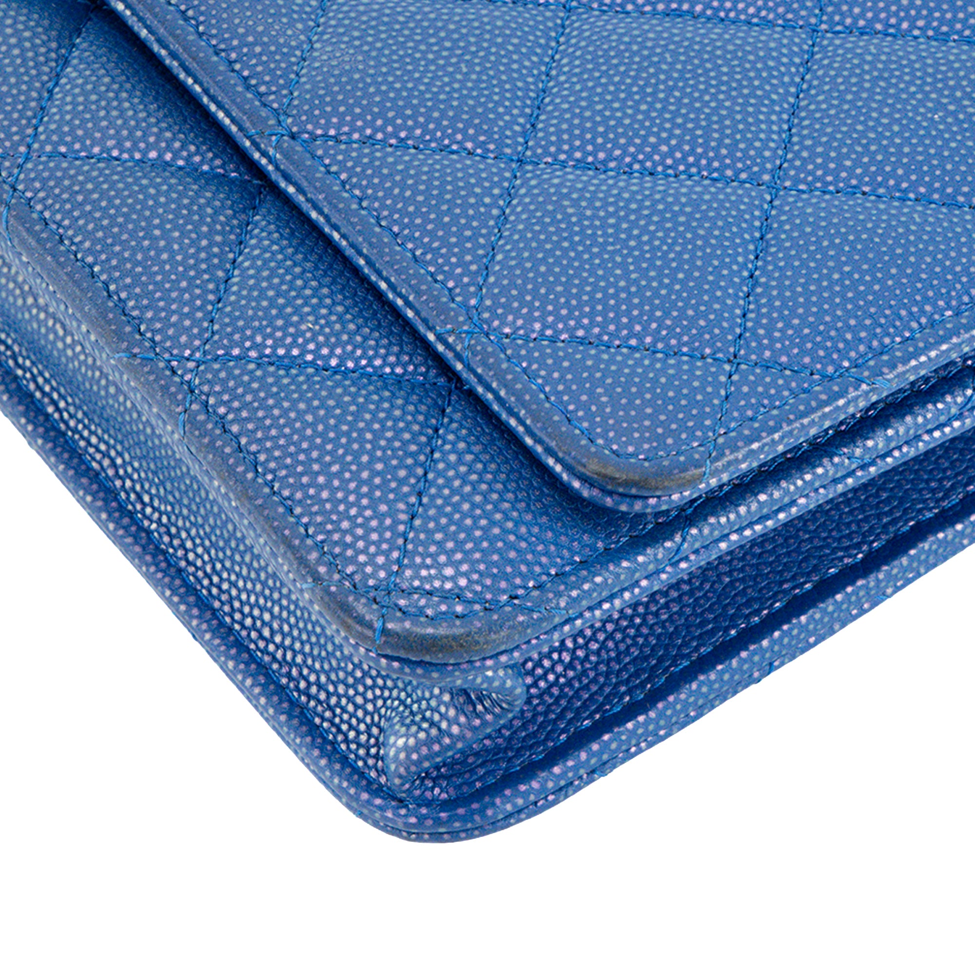 CHANEL - Sac à bandoulière Wallet On Chain Classique/Timeless Chanel en cuir caviar bleu irisé