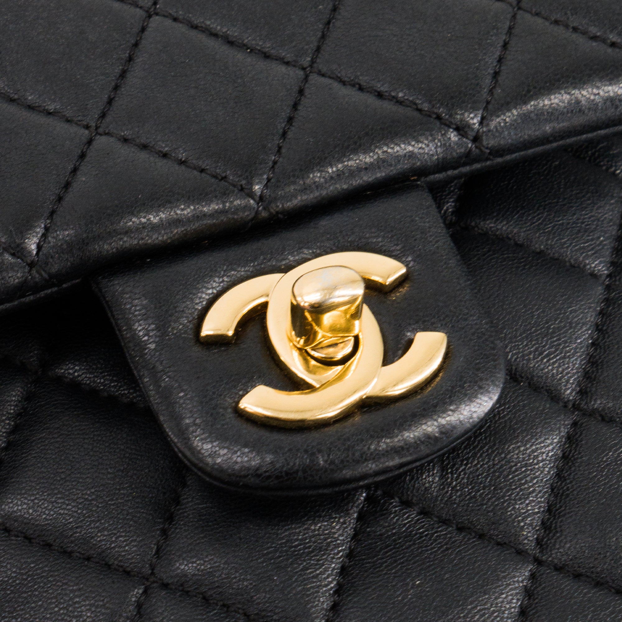CHANEL - Sac à dos Classique/Timeless Chanel en cuir lisse noir