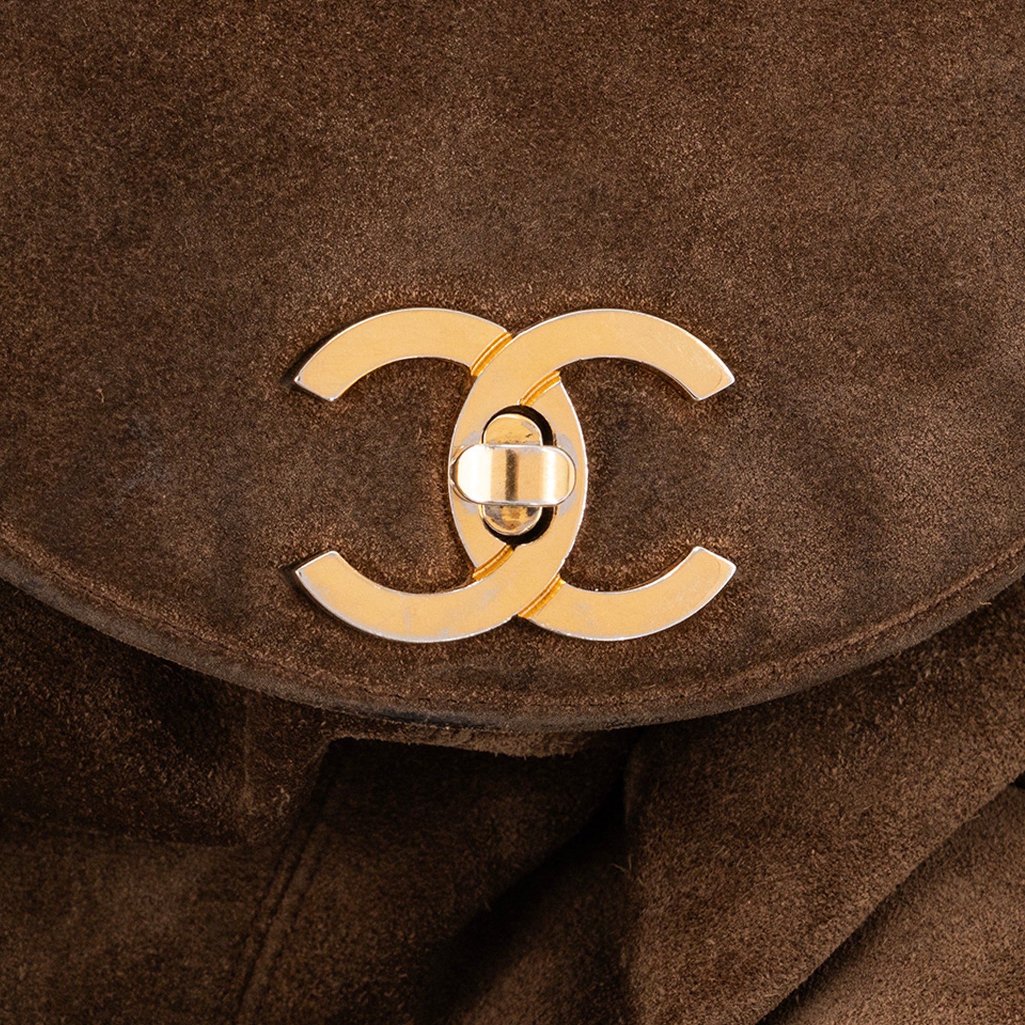 CHANEL - Sac à dos Logo CC Chanel en daim marron vintage