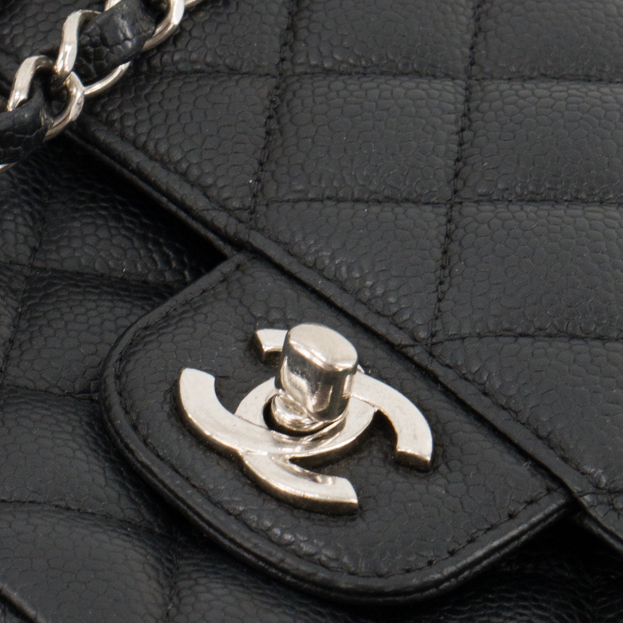 CHANEL - Sac à main Classique/Timeless 11.12 Chanel en cuir caviar noir