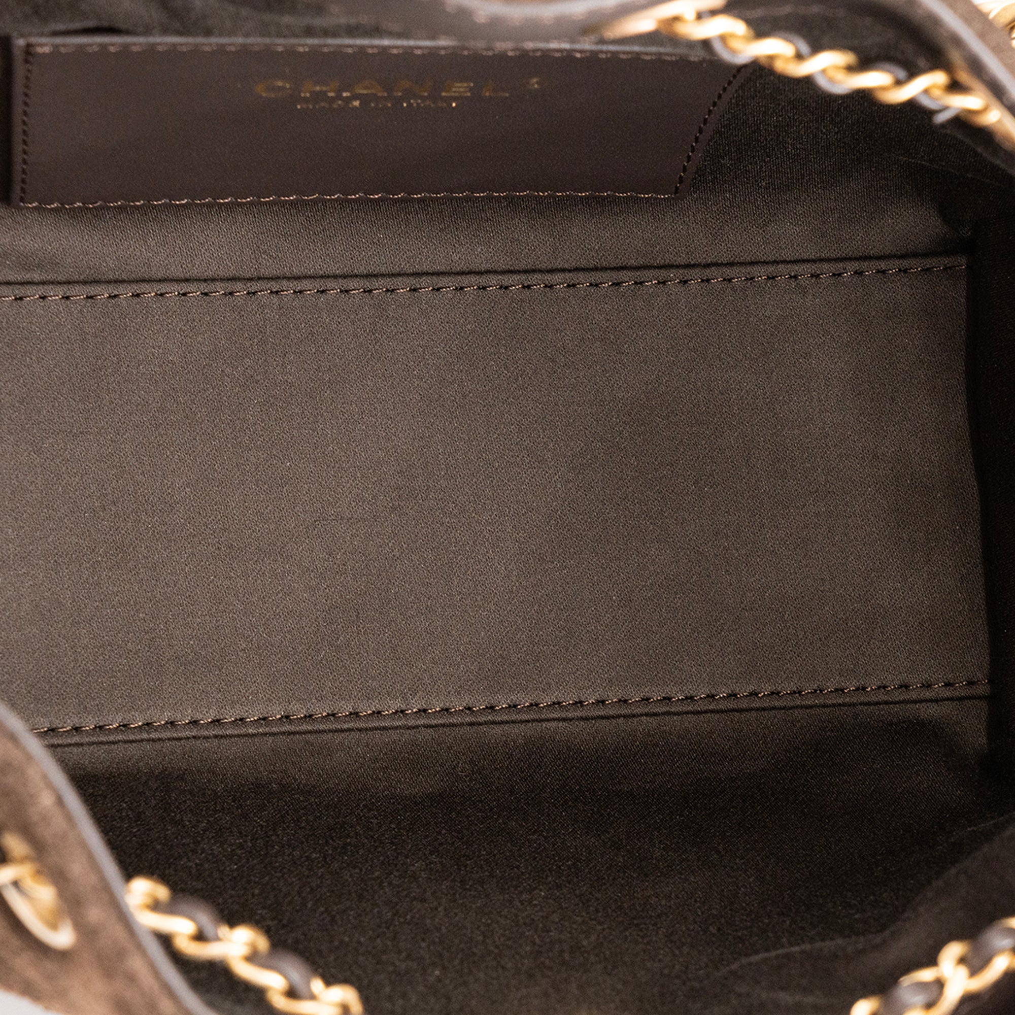 CHANEL - Sac à épaule 25 Chanel en daim marron